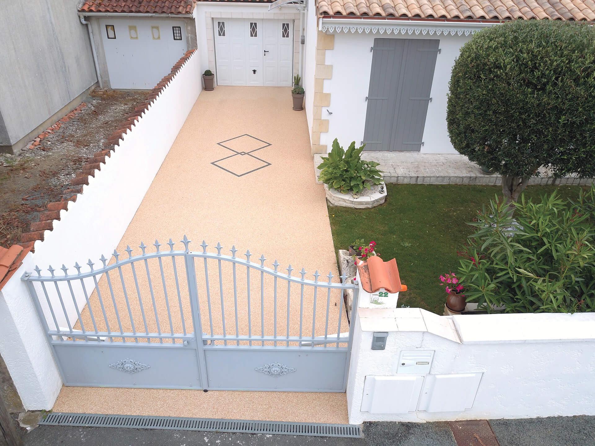 allée de garage en résine — réalisation Inspiration Résine