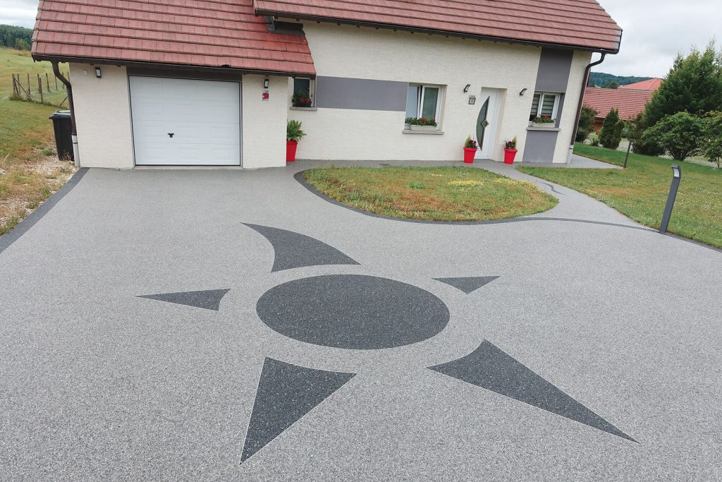 allée de garage en résine — réalisation Inspiration Résine