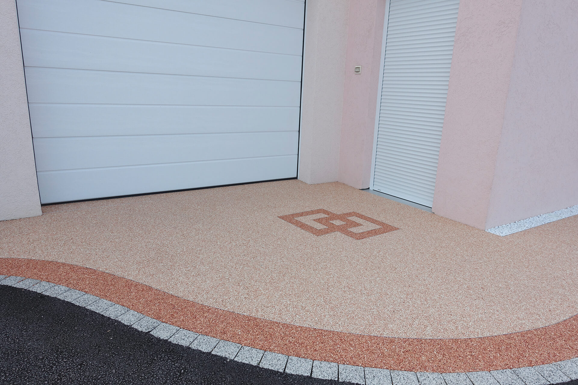 allée de garage en résine — réalisation Inspiration Résine