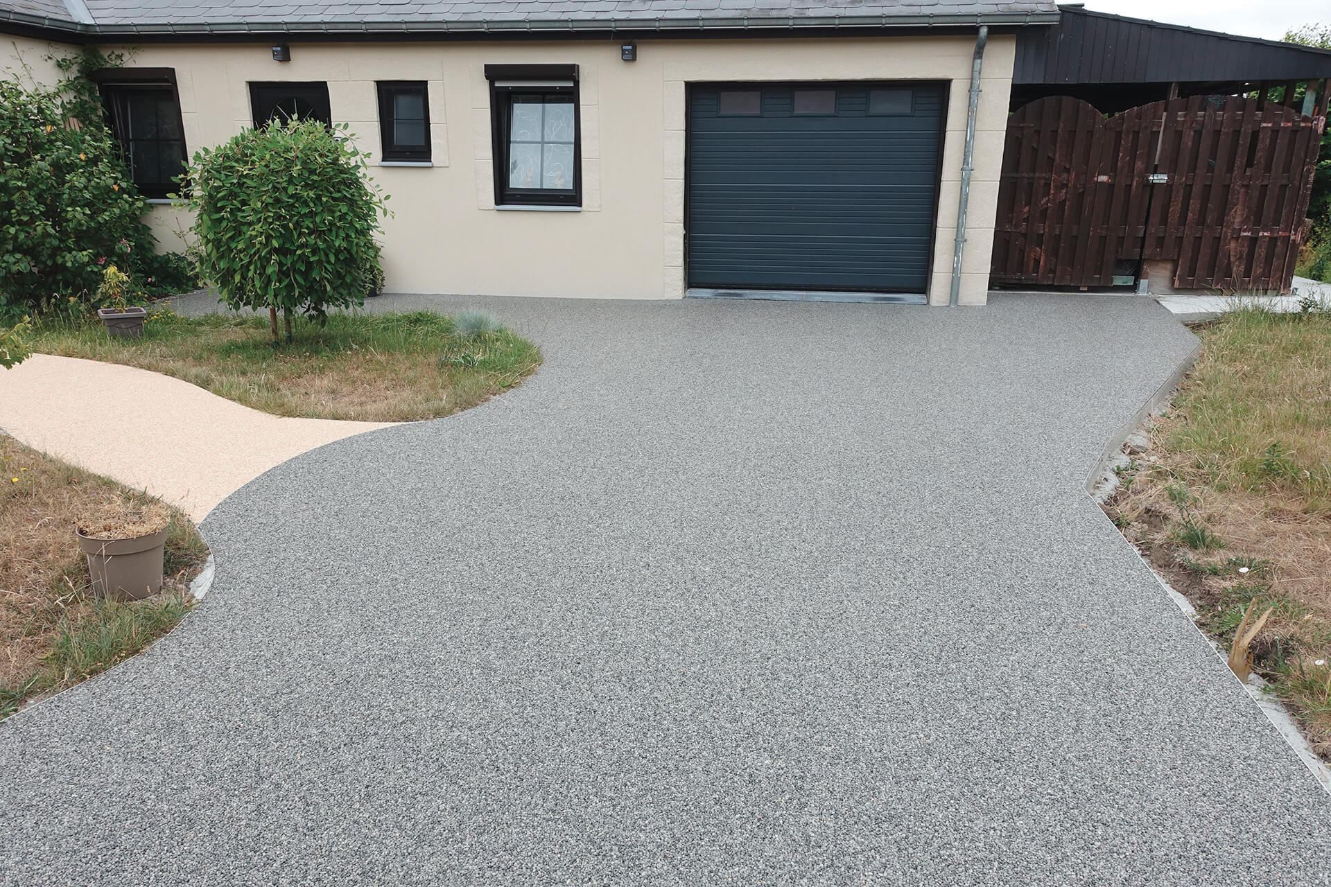 allée de garage en résine — réalisation Inspiration Résine