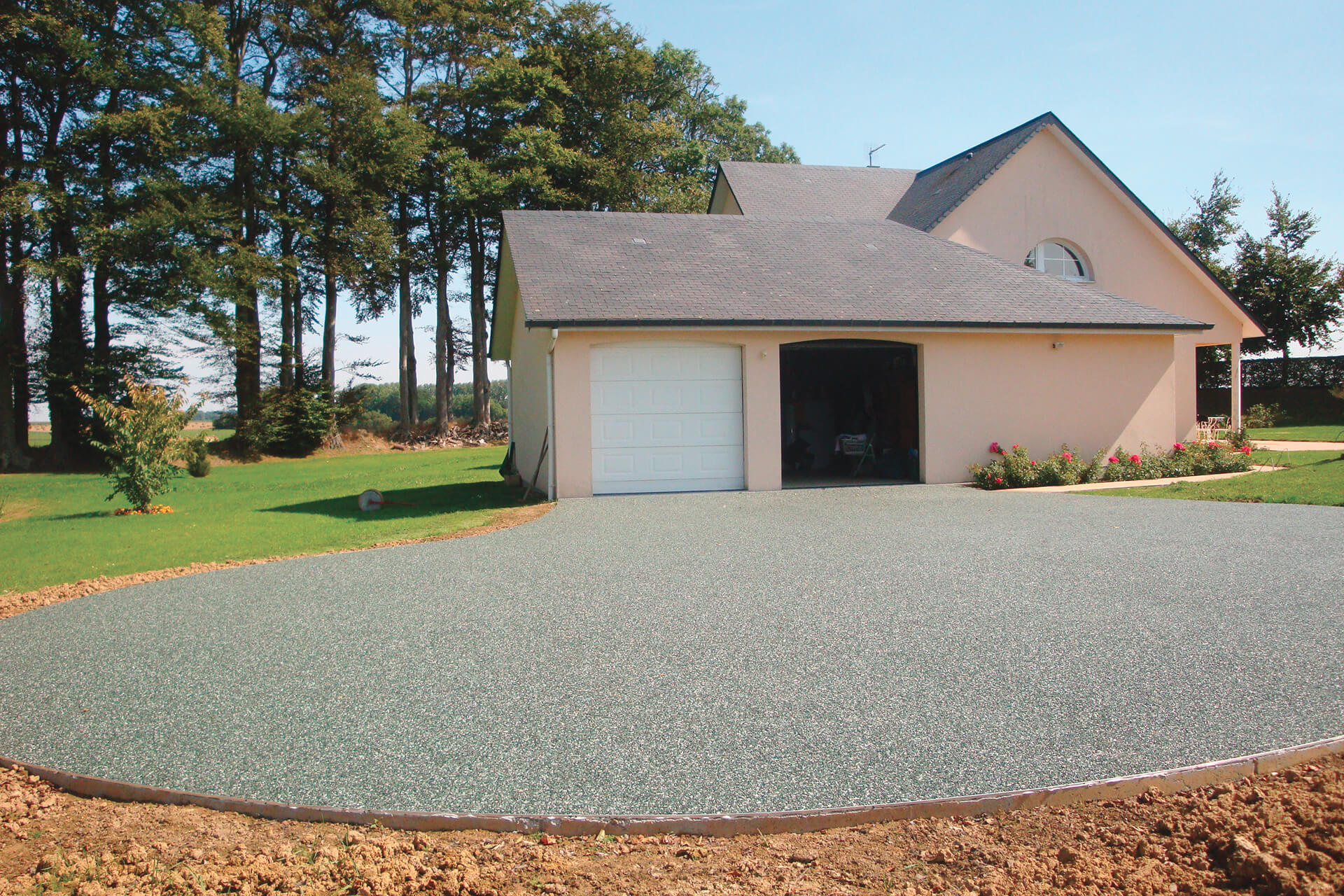 allée de garage en résine — réalisation Inspiration Résine