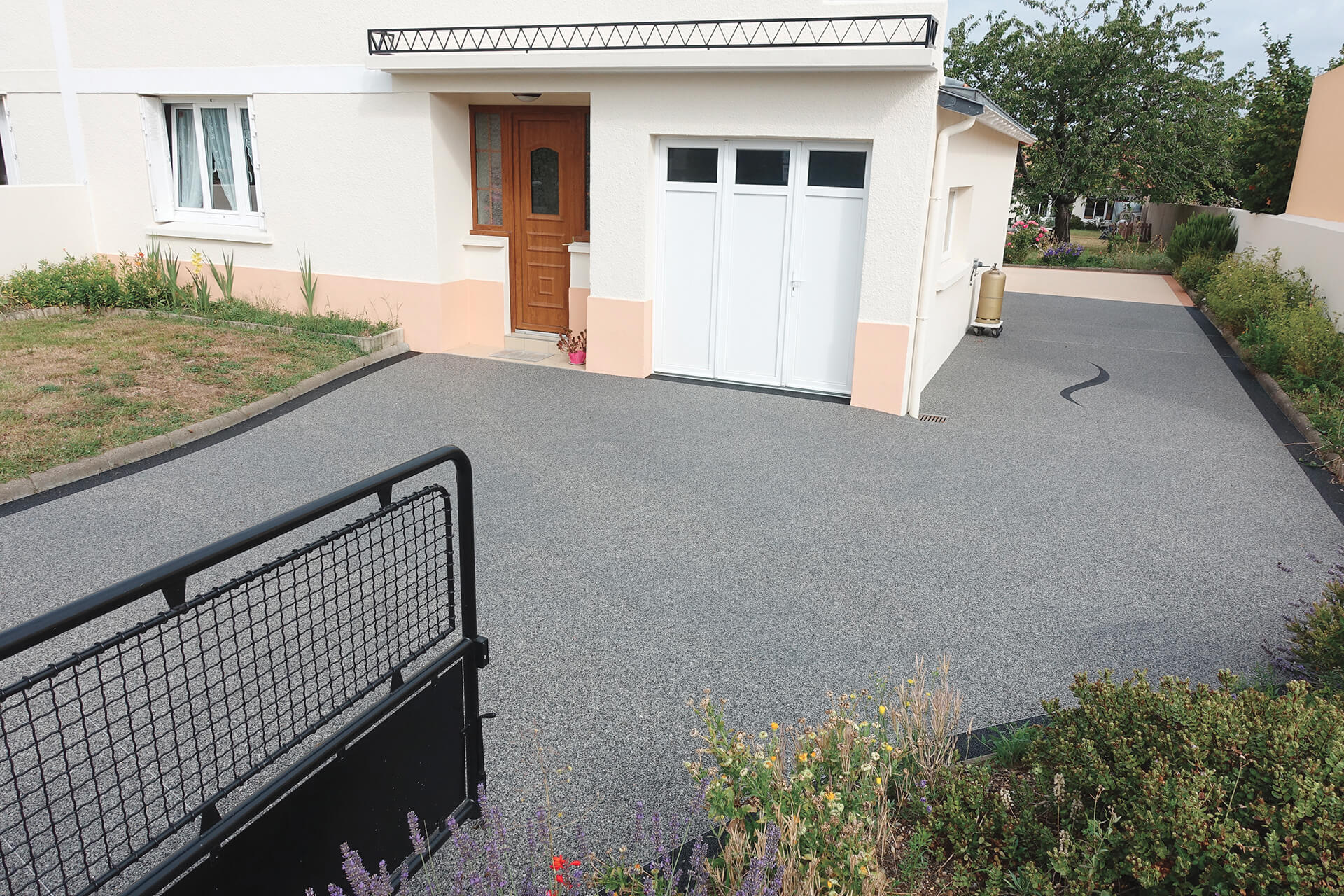 allée de garage en résine — réalisation Inspiration Résine