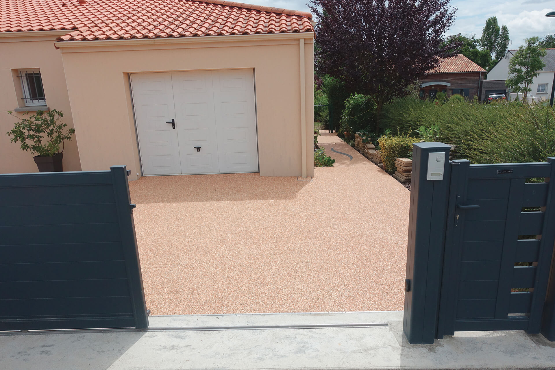 allée de garage en résine — réalisation Inspiration Résine