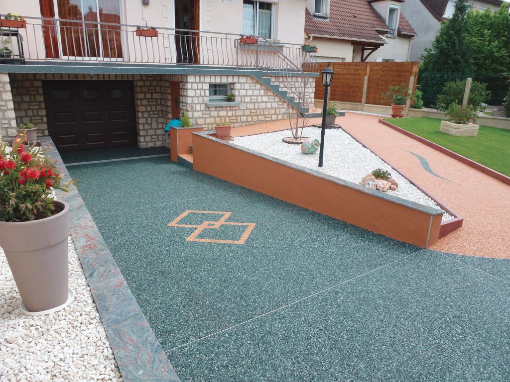 allée de garage en résine — réalisation Inspiration Résine