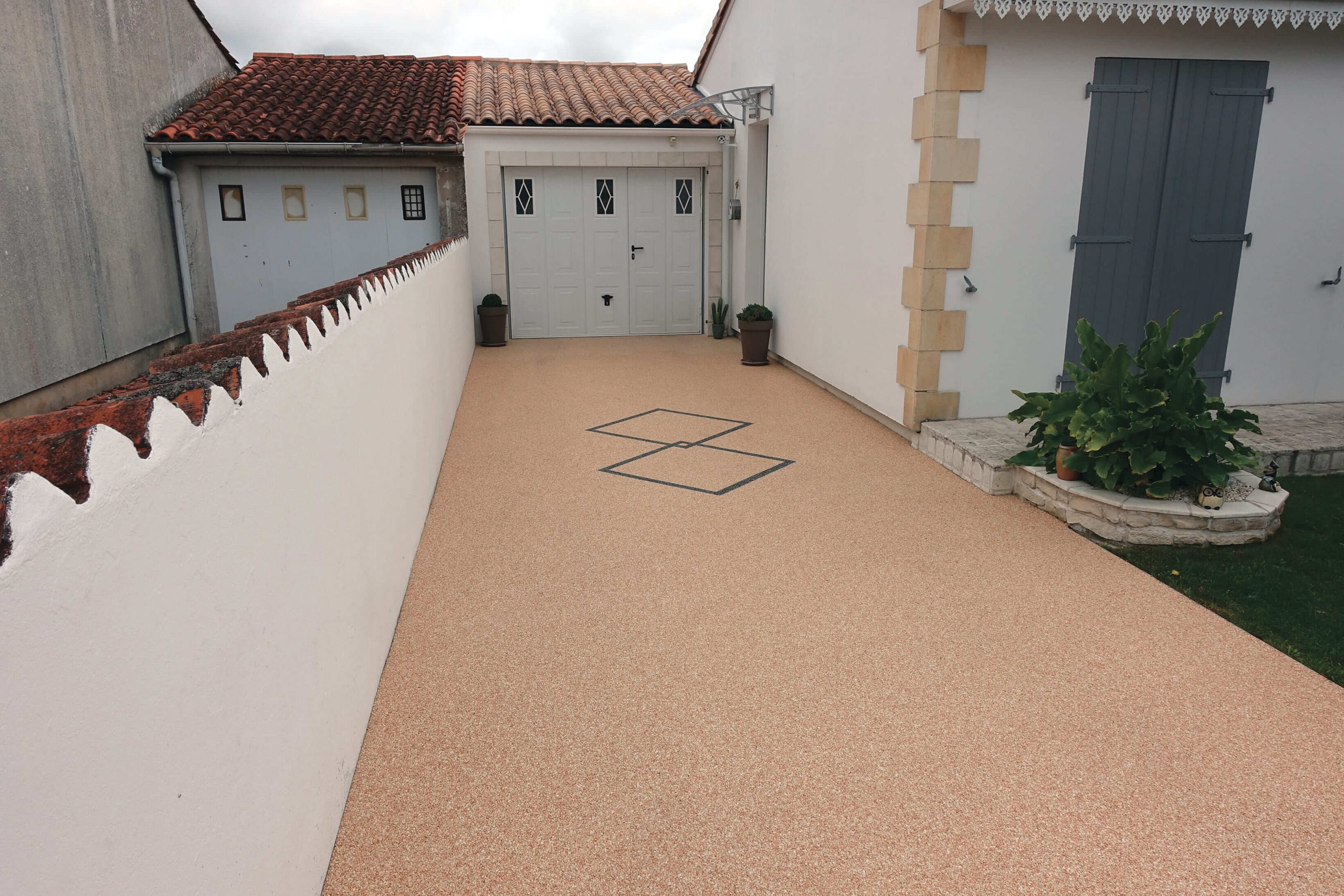 allée de garage en résine — réalisation Inspiration Résine