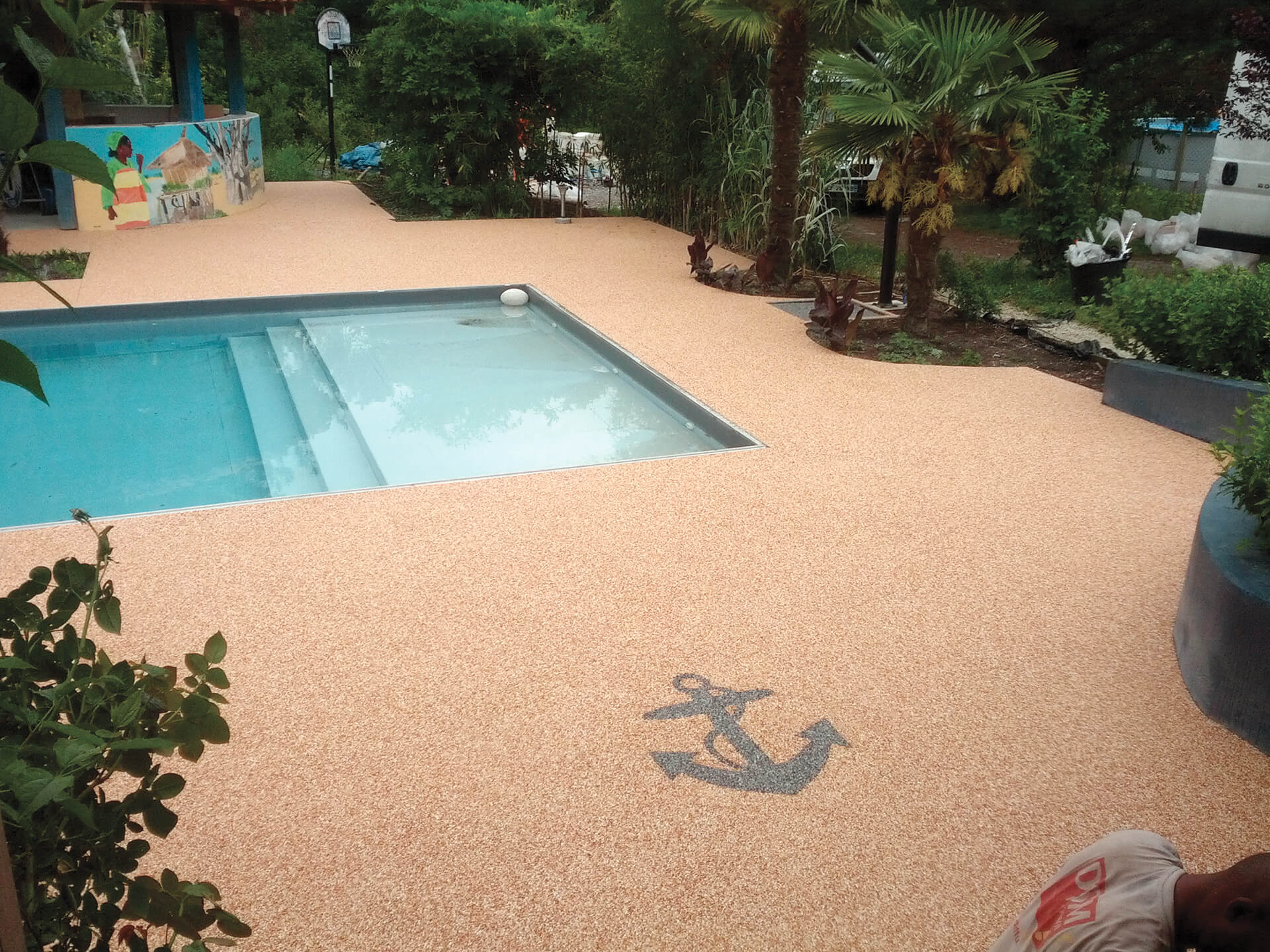 plage de piscine en résine — réalisation Inspiration Résine