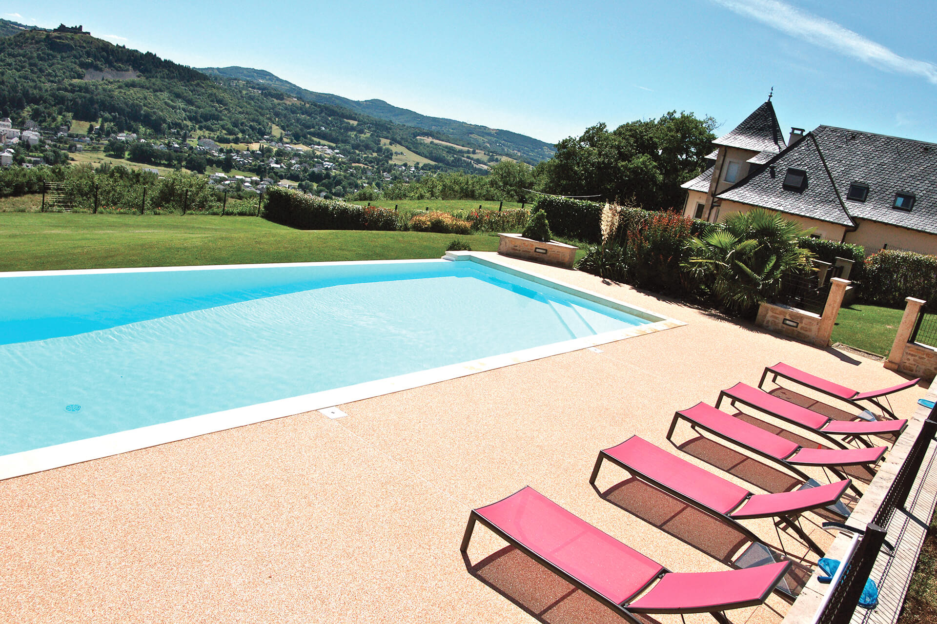 plage de piscine en résine — réalisation Inspiration Résine