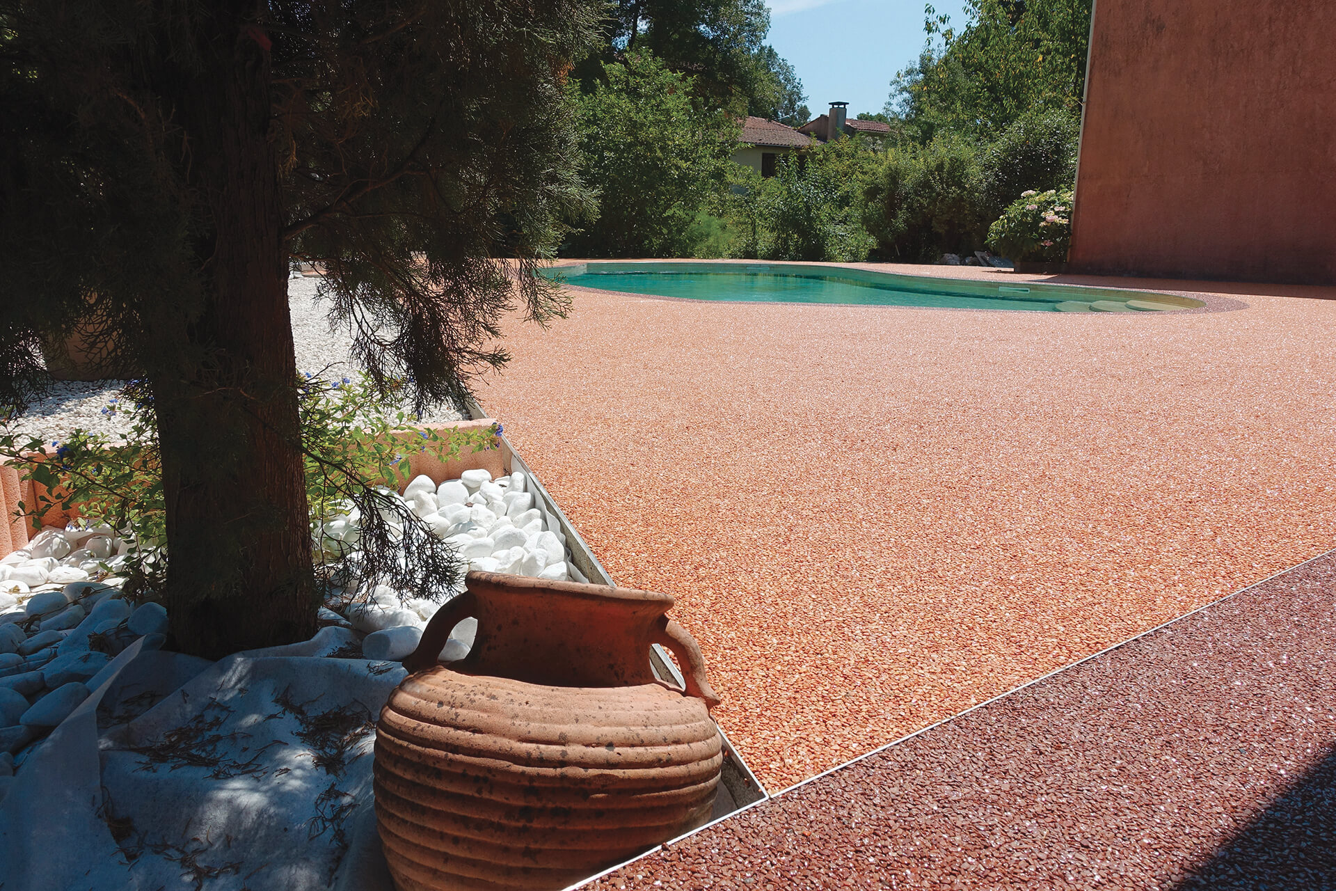 plage de piscine en résine — réalisation Inspiration Résine