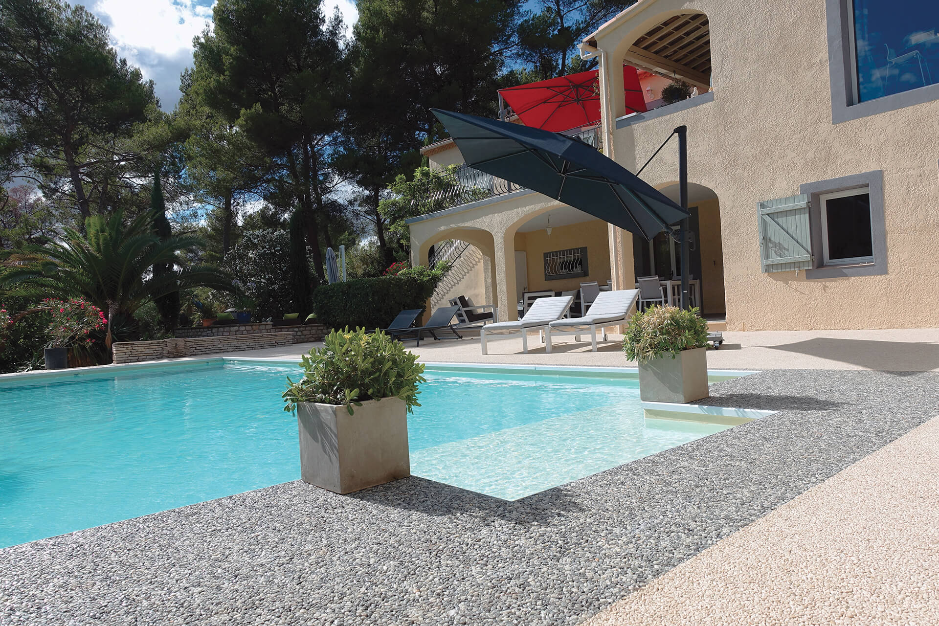 plage de piscine en résine — réalisation Inspiration Résine