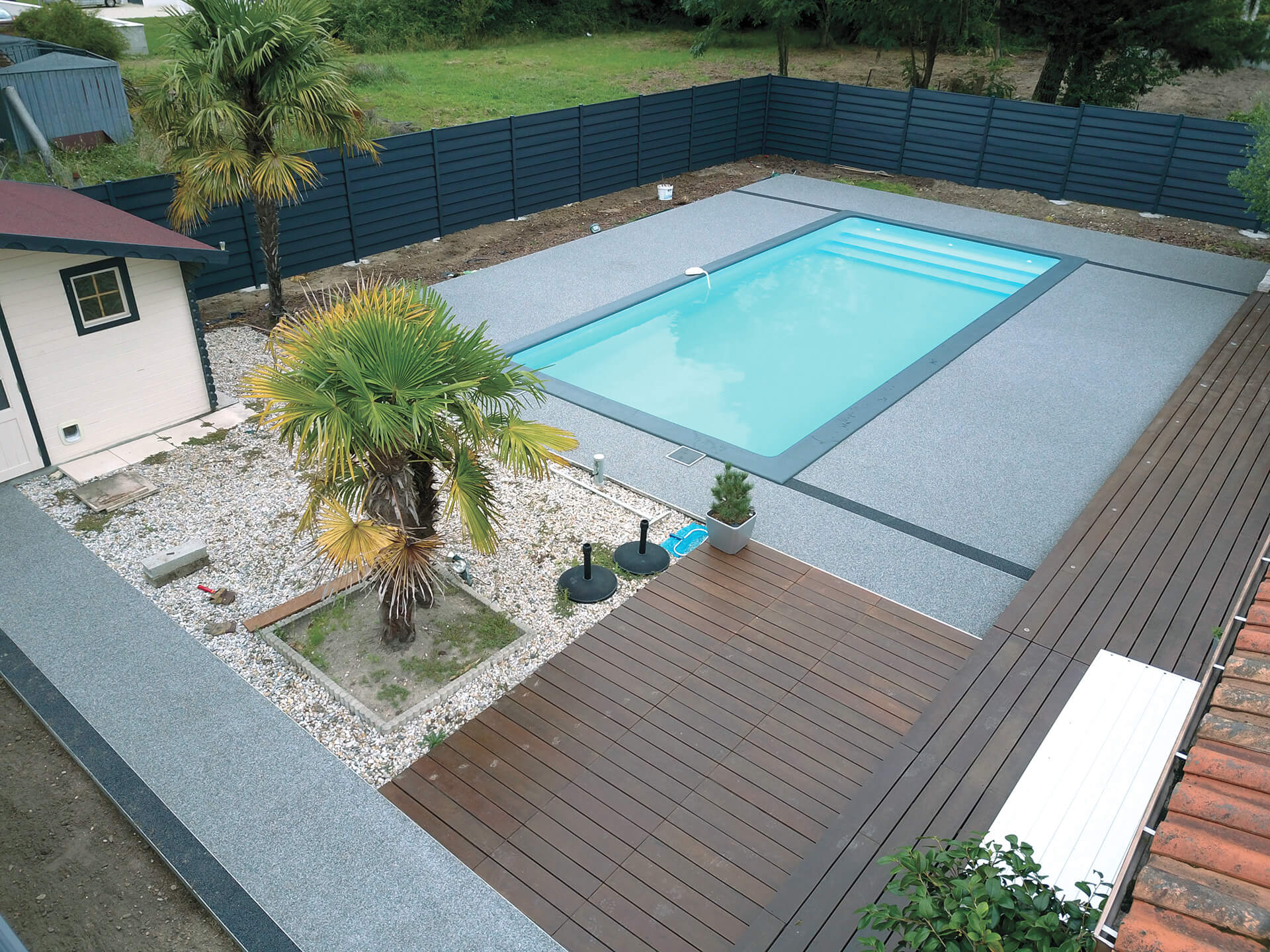 plage de piscine en résine — réalisation Inspiration Résine