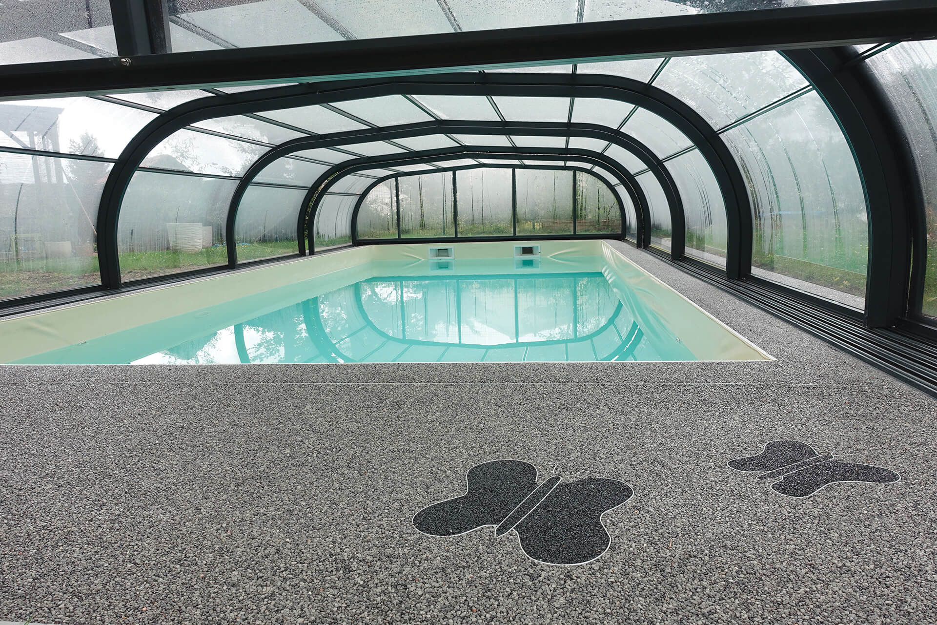 plage de piscine en résine — réalisation Inspiration Résine