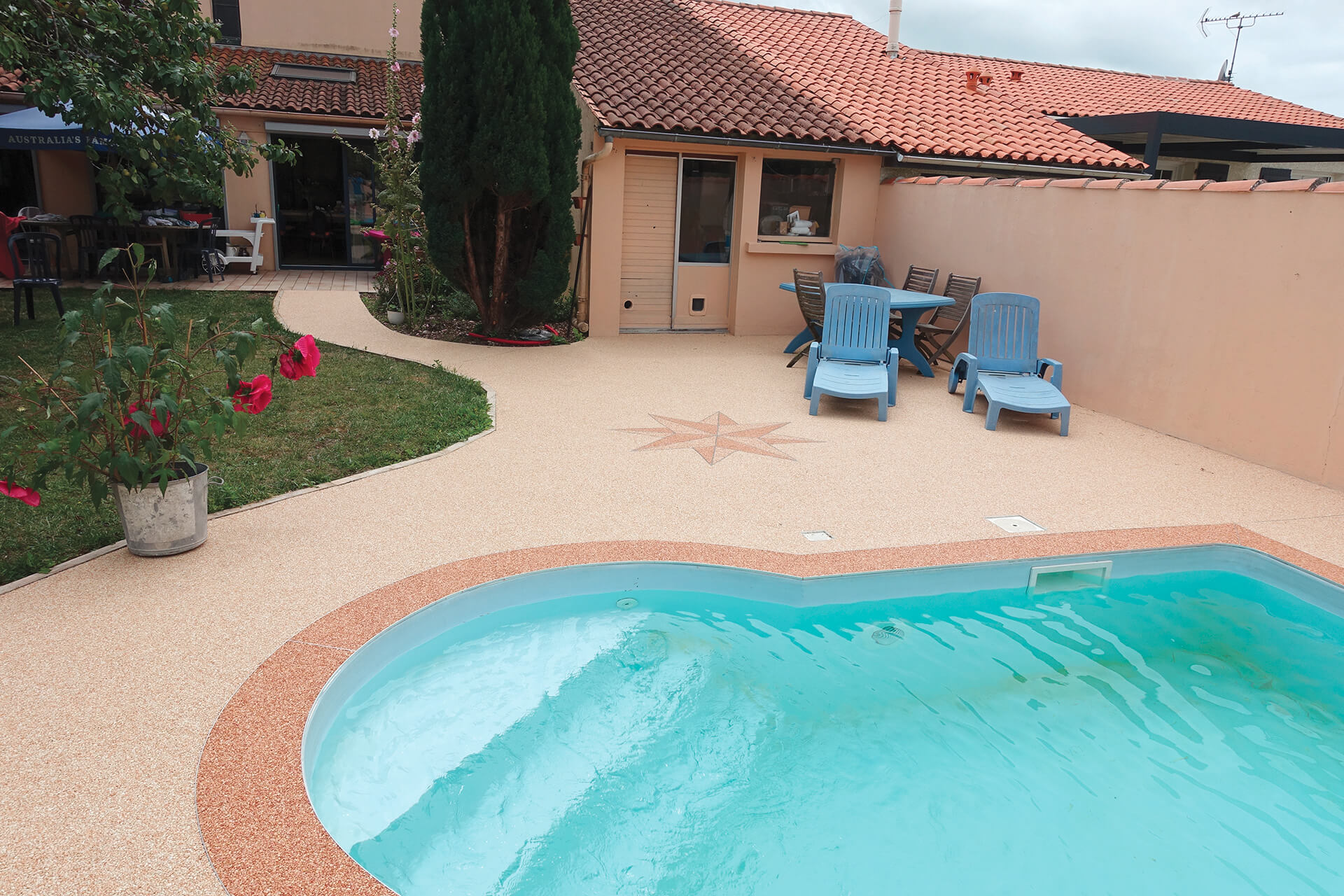 plage de piscine en résine — réalisation Inspiration Résine