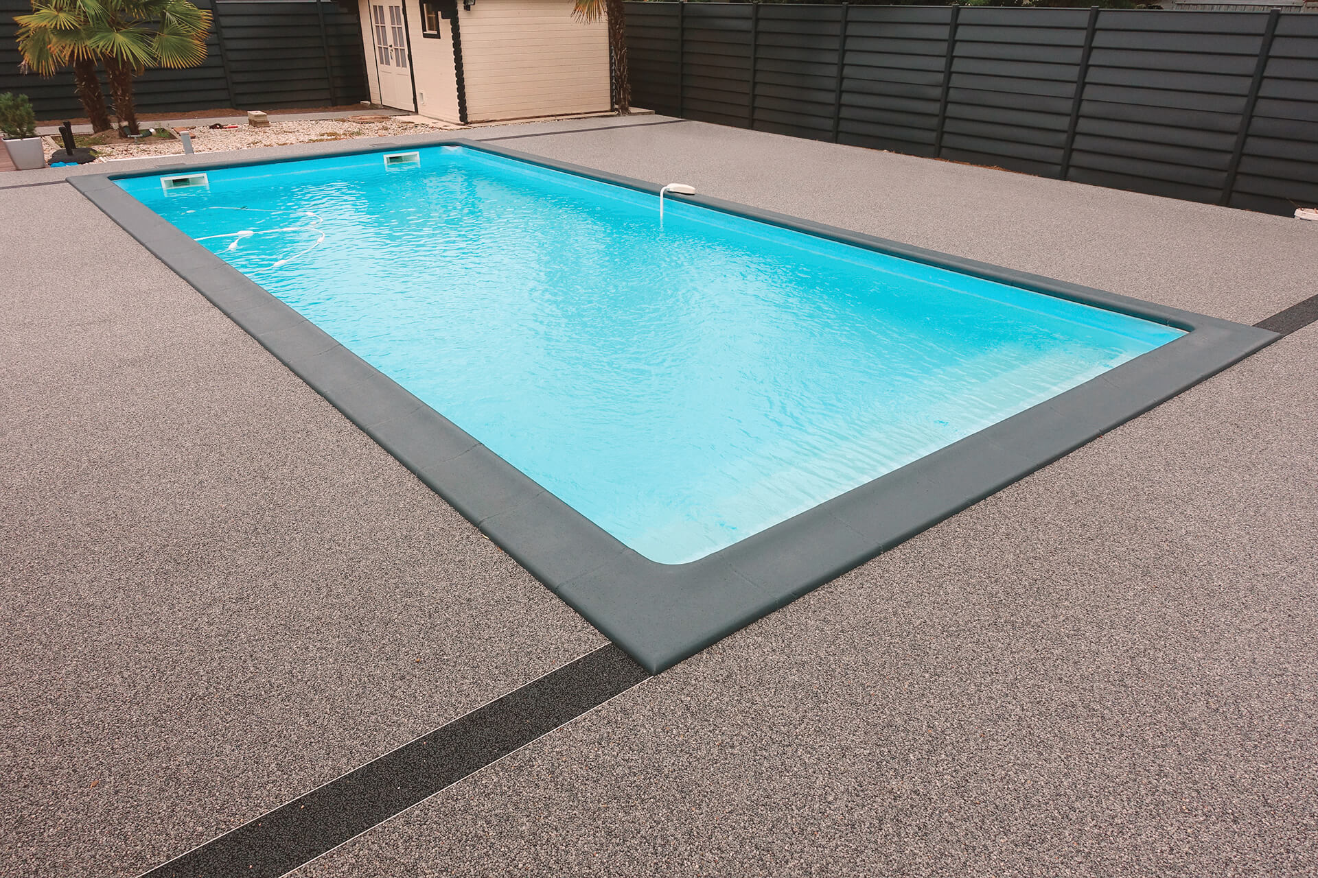 plage de piscine en résine — réalisation Inspiration Résine