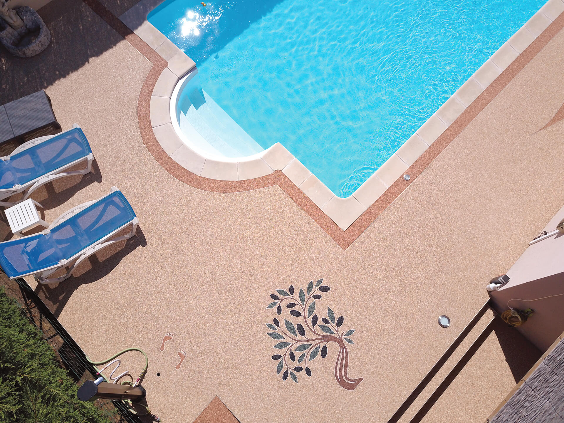 plage de piscine en résine — réalisation Inspiration Résine