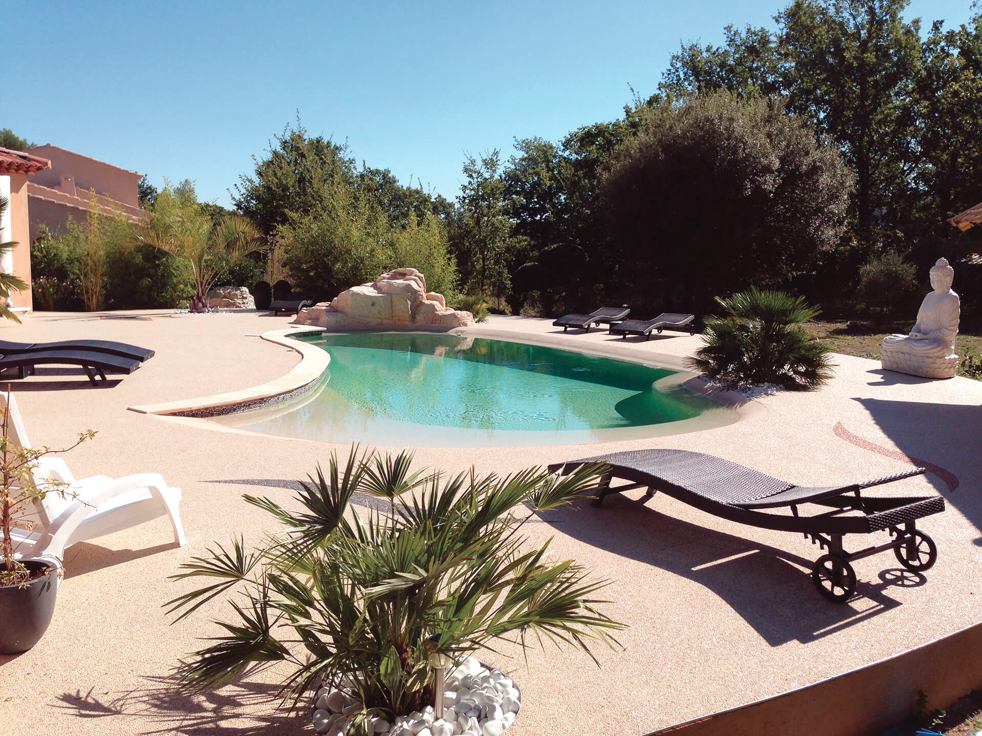plage de piscine en résine — réalisation Inspiration Résine