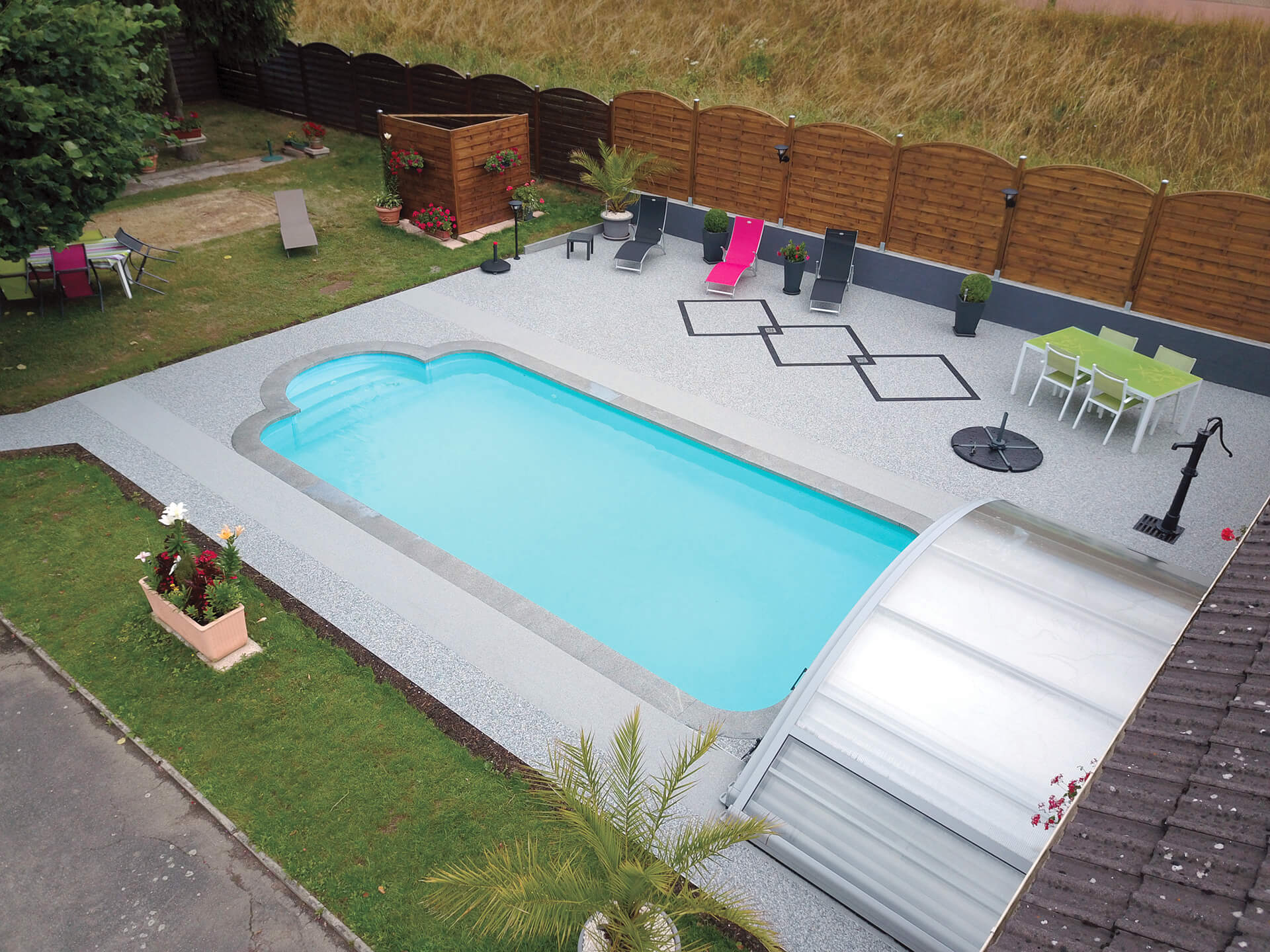 plage de piscine en résine — réalisation Inspiration Résine