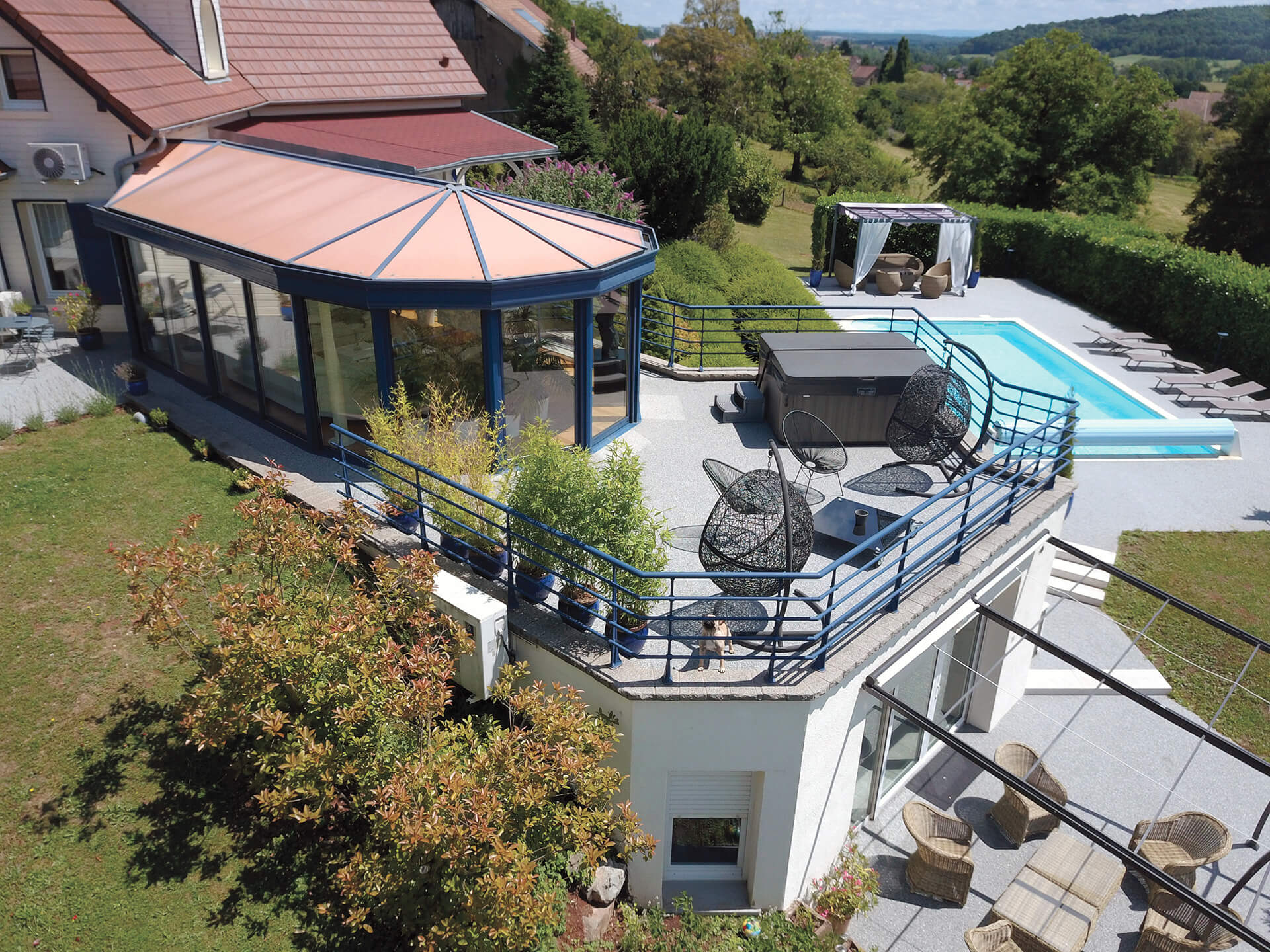 plage de piscine en résine — réalisation Inspiration Résine