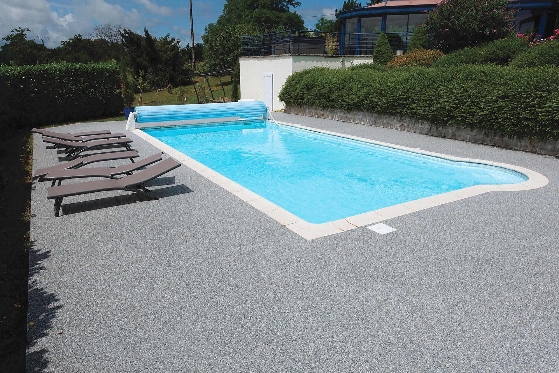 plage de piscine en résine — réalisation Inspiration Résine