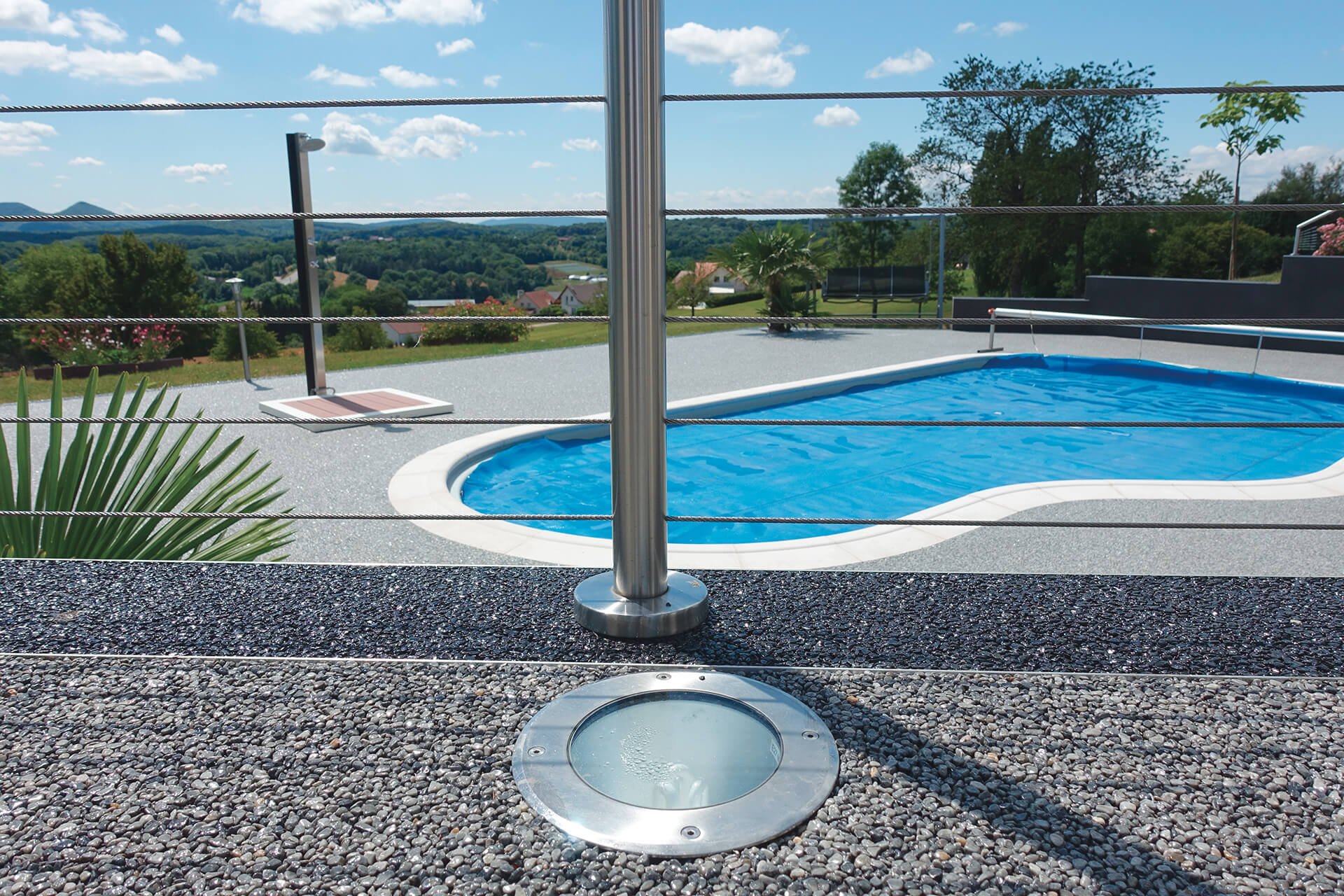 plage de piscine en résine — réalisation Inspiration Résine