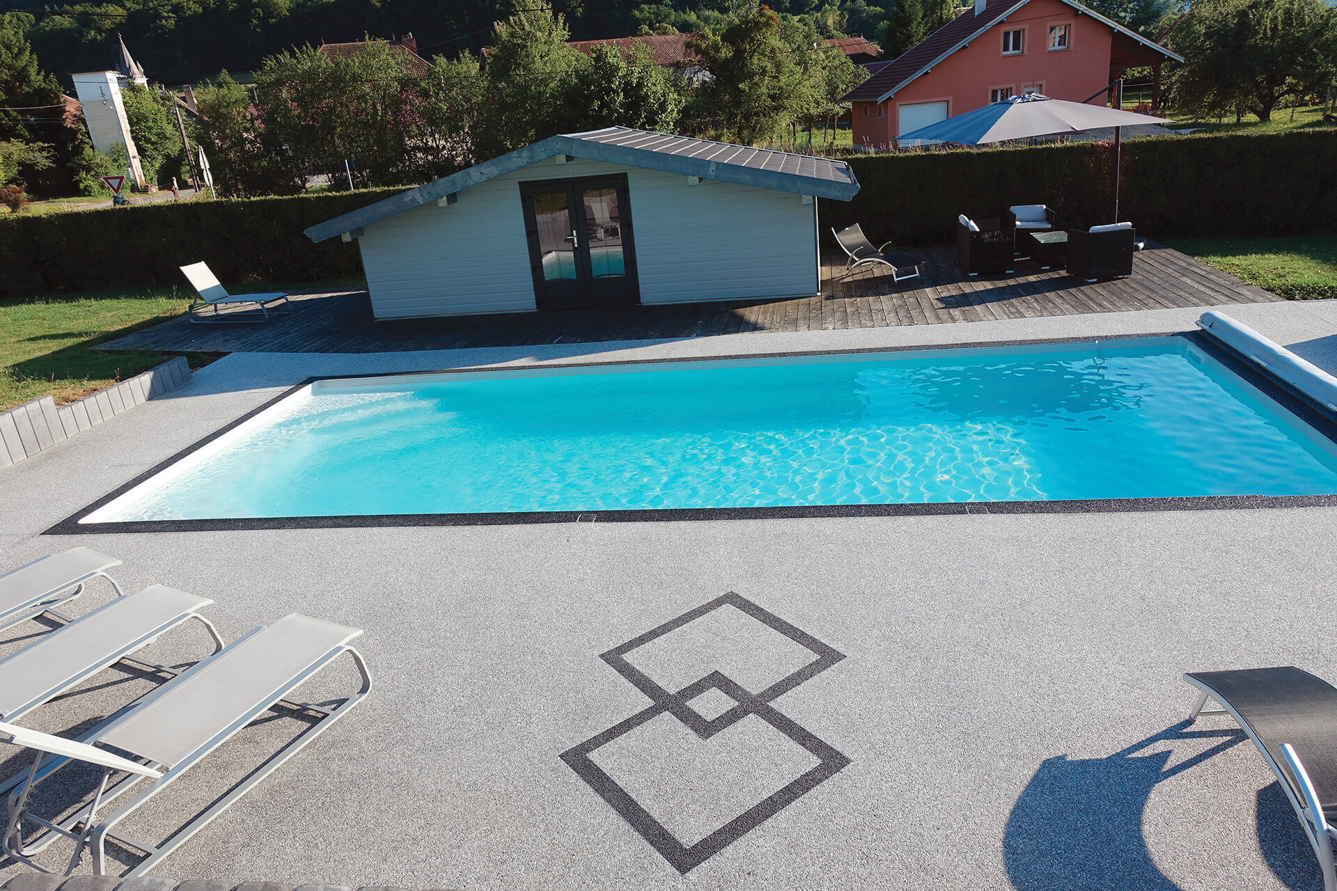 plage de piscine en résine — réalisation Inspiration Résine