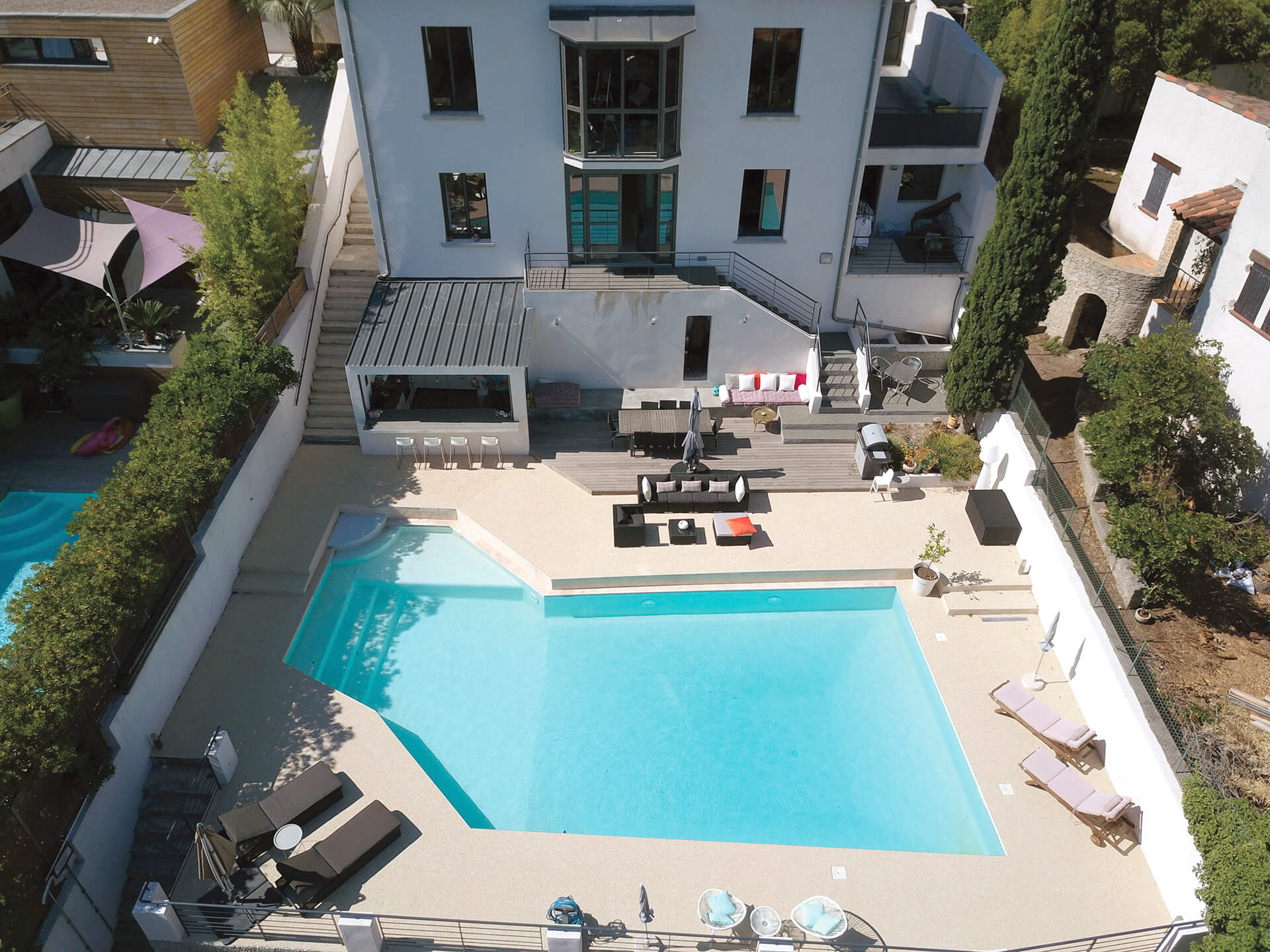 plage de piscine en résine — réalisation Inspiration Résine