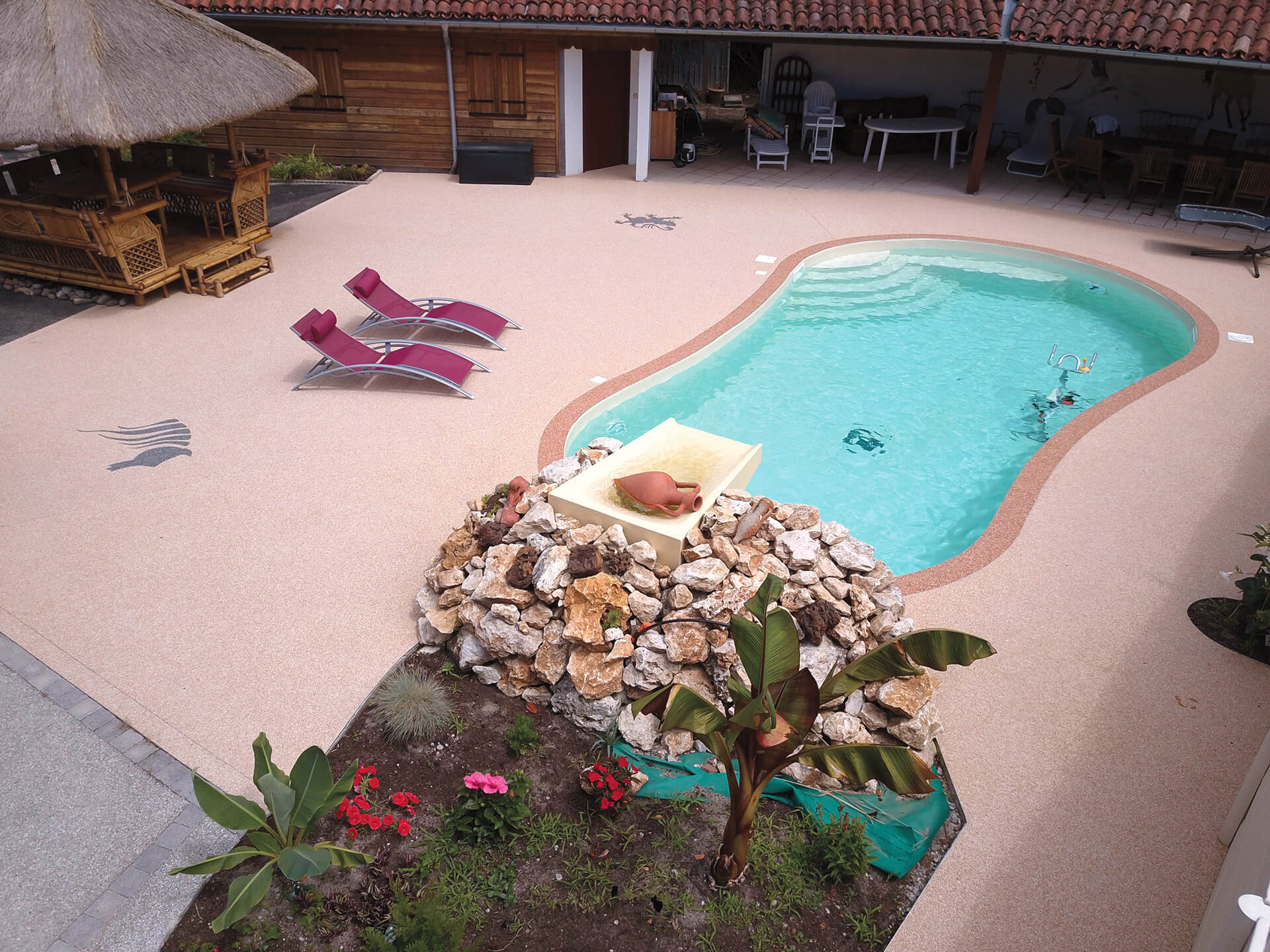 plage de piscine en résine — réalisation Inspiration Résine
