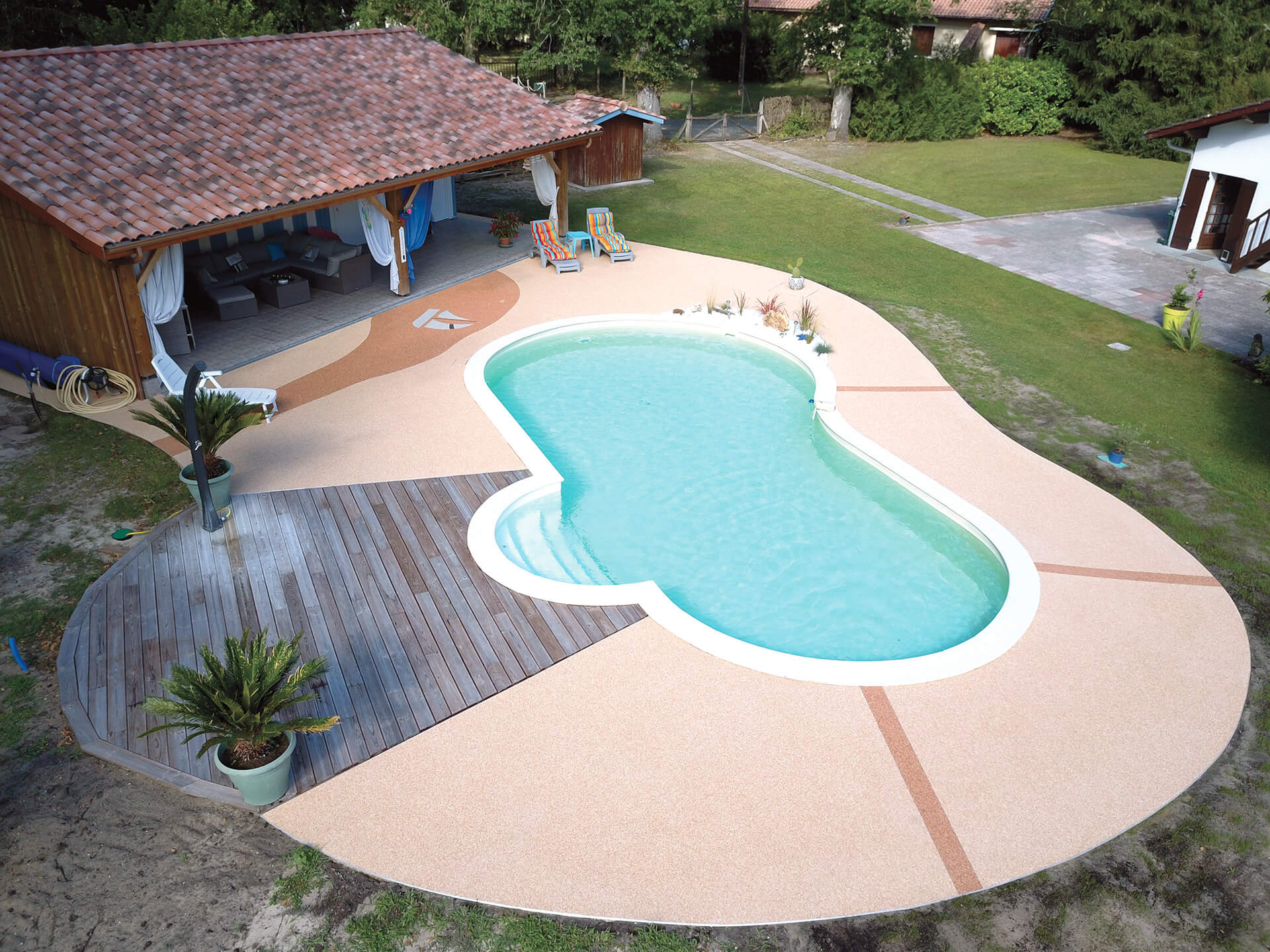 plage de piscine en résine — réalisation Inspiration Résine