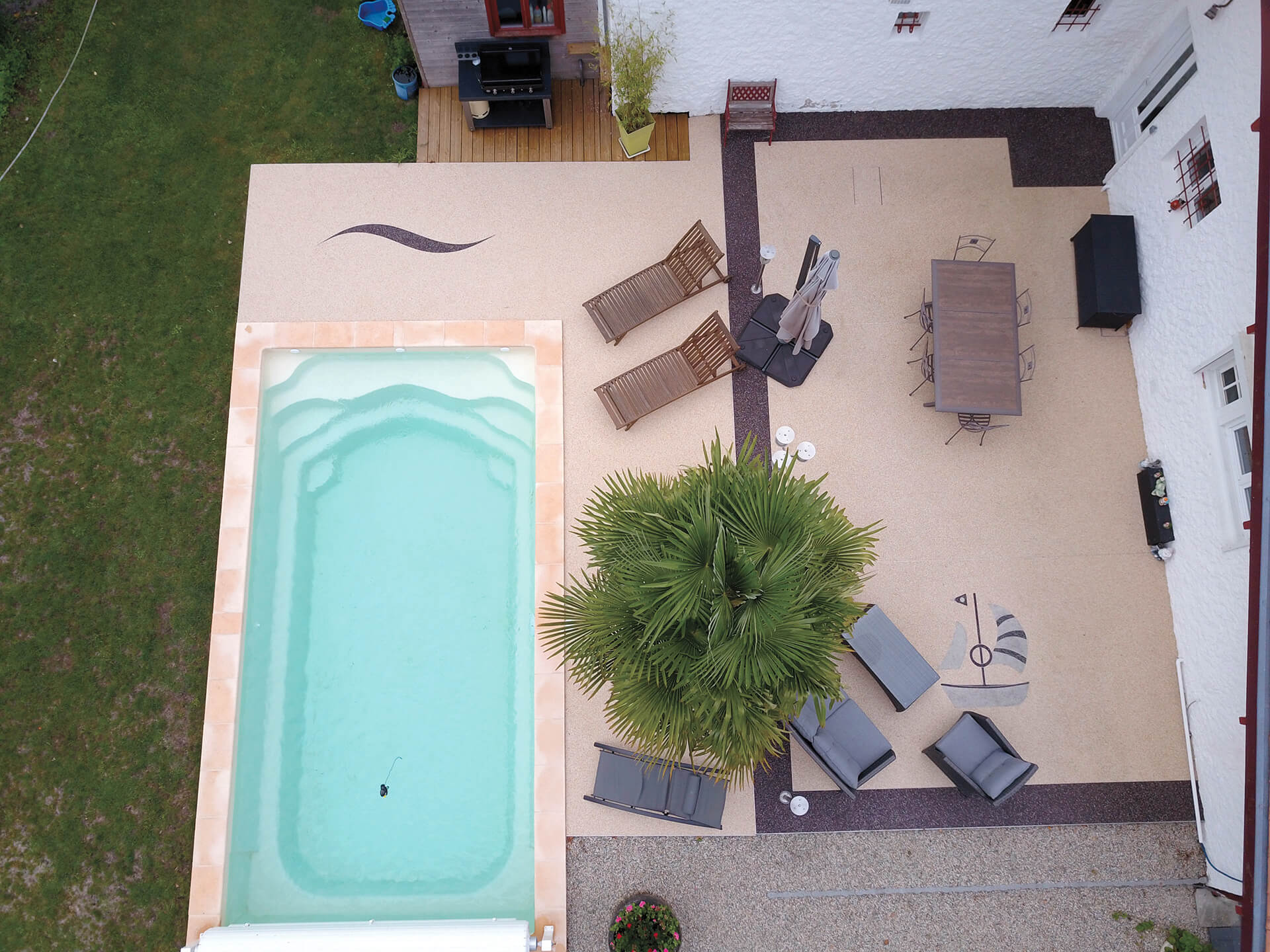 plage de piscine en résine — réalisation Inspiration Résine