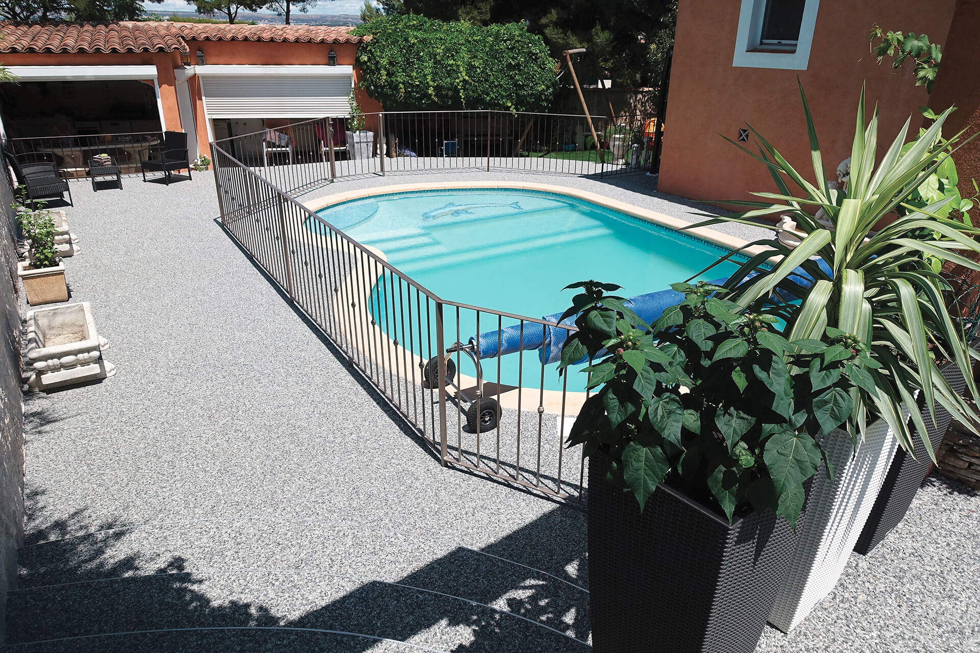 plage de piscine en résine — réalisation Inspiration Résine