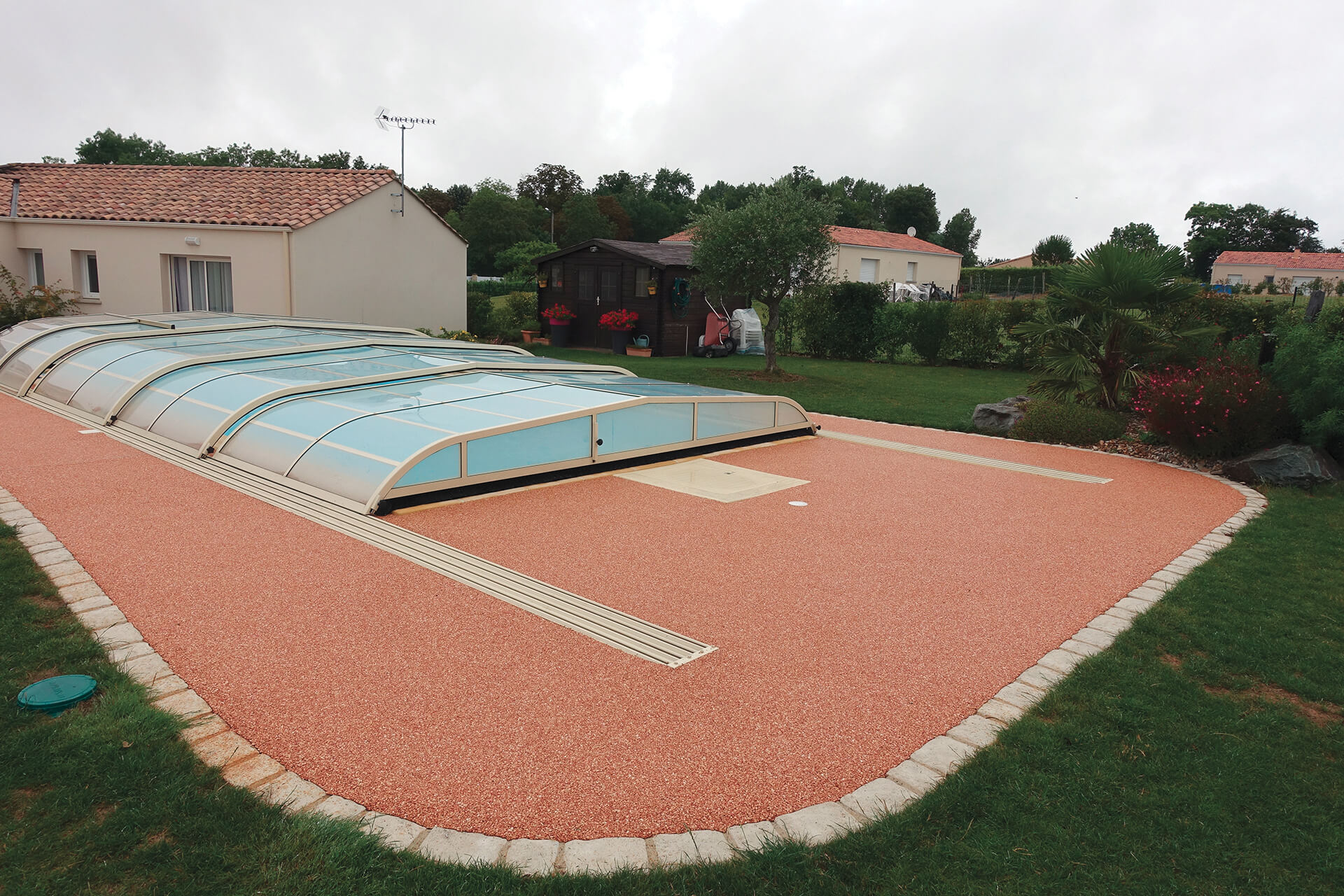 plage de piscine en résine — réalisation Inspiration Résine