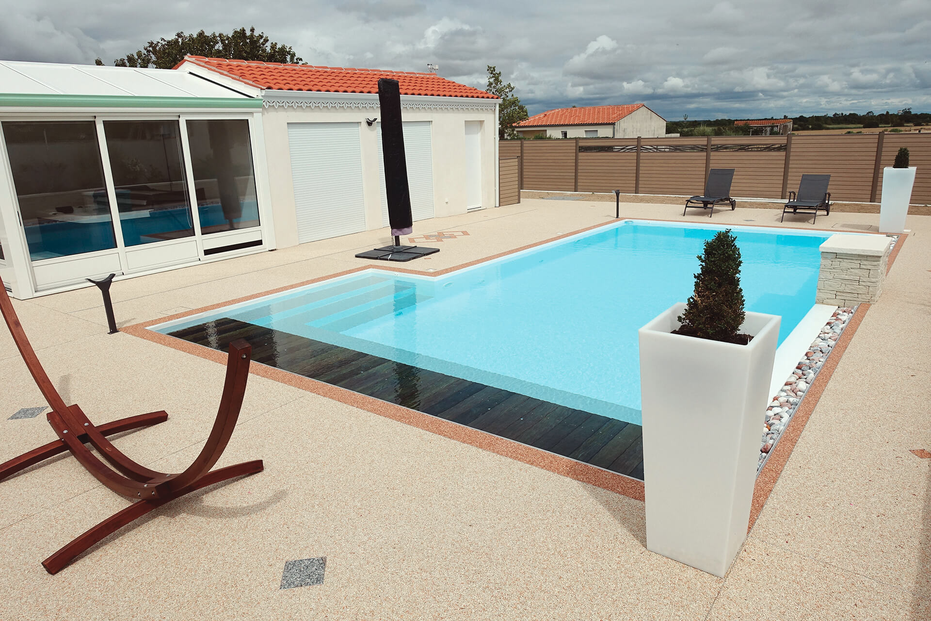 plage de piscine en résine — réalisation Inspiration Résine