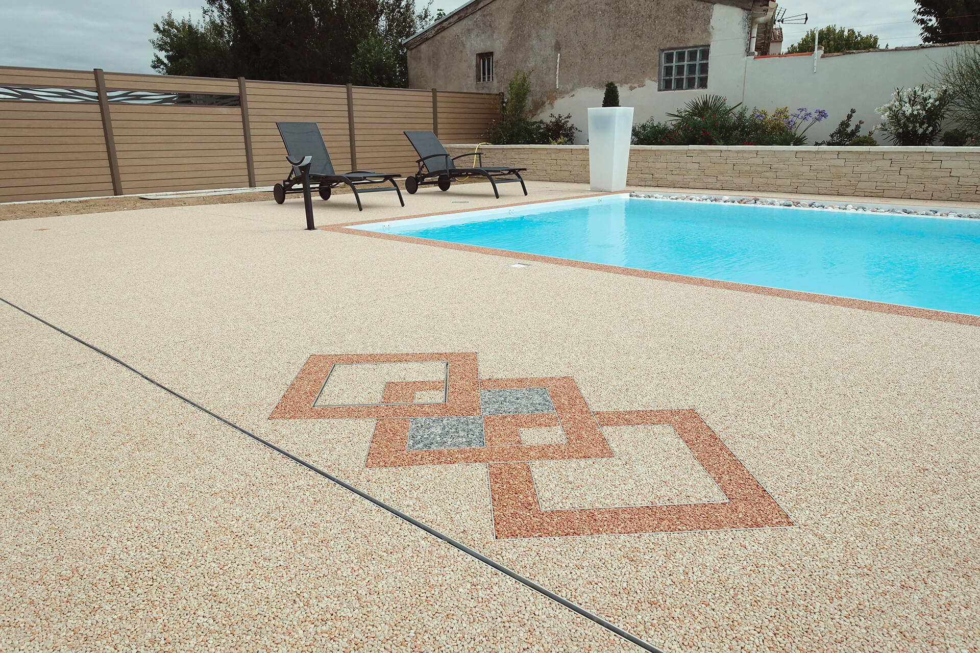 plage de piscine en résine — réalisation Inspiration Résine