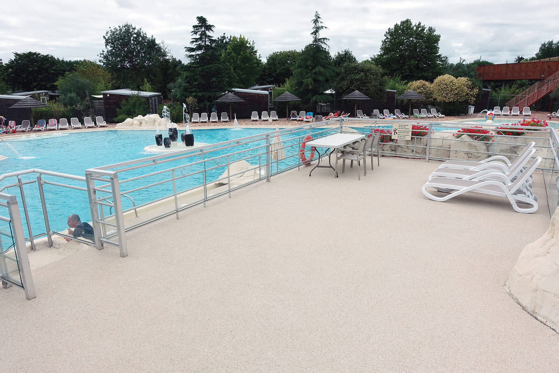 plage de piscine en résine — réalisation Inspiration Résine