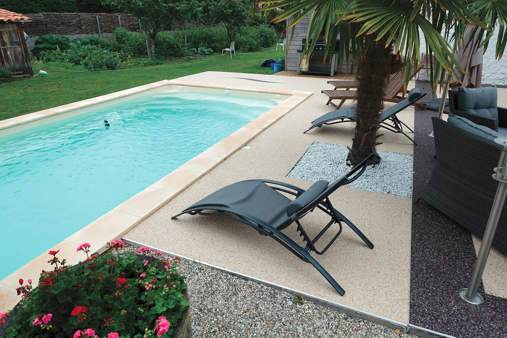 plage de piscine en résine — réalisation Inspiration Résine