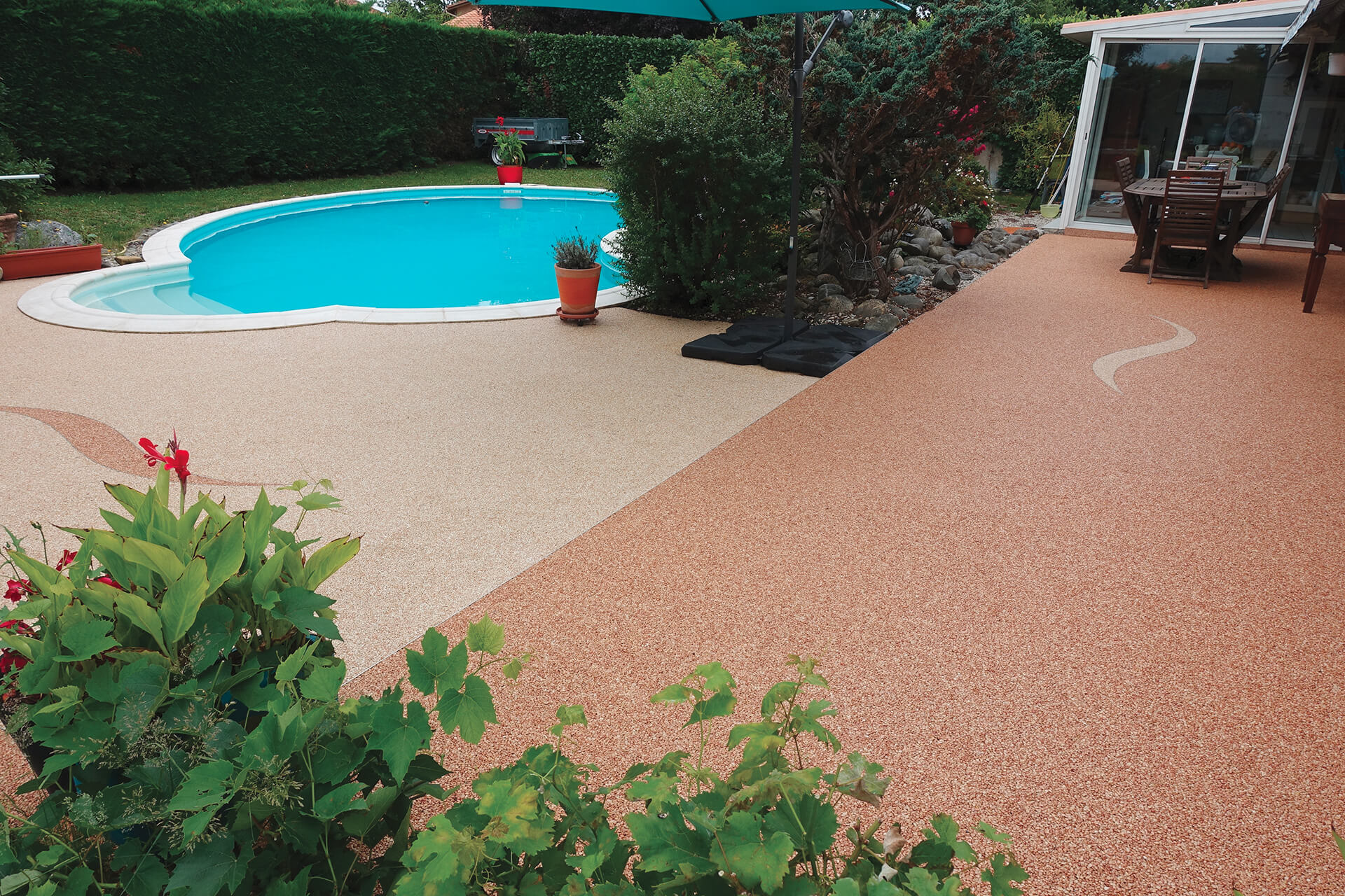 plage de piscine en résine — réalisation Inspiration Résine
