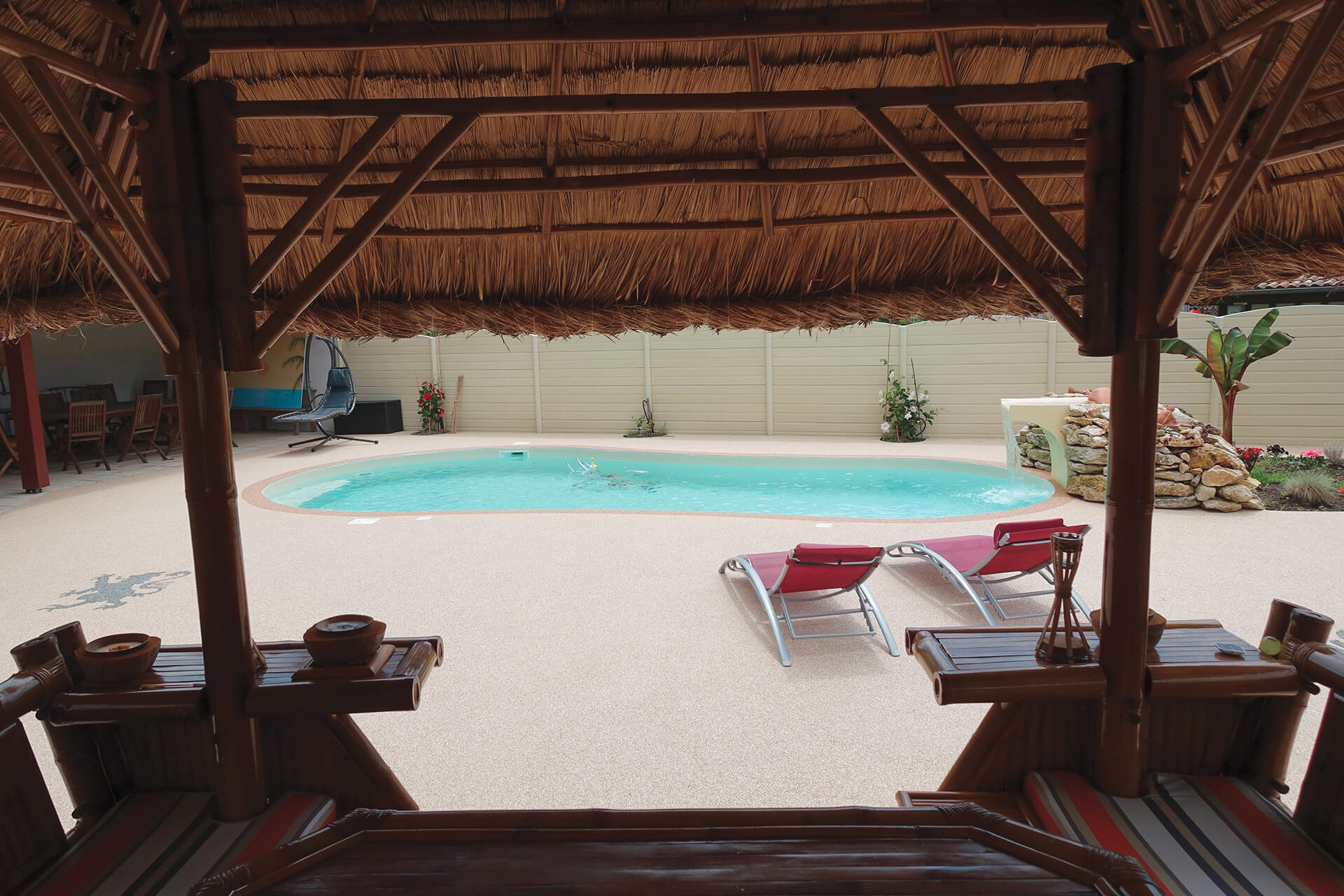 plage de piscine en résine — réalisation Inspiration Résine
