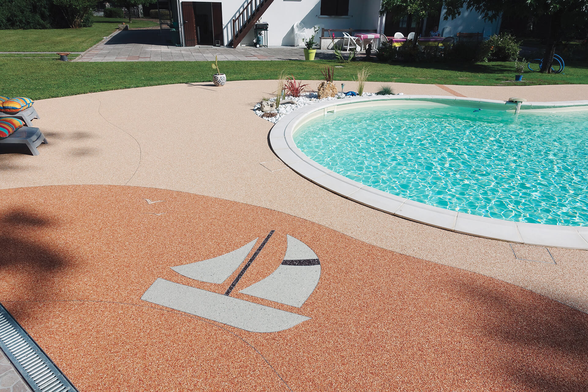 plage de piscine en résine — réalisation Inspiration Résine