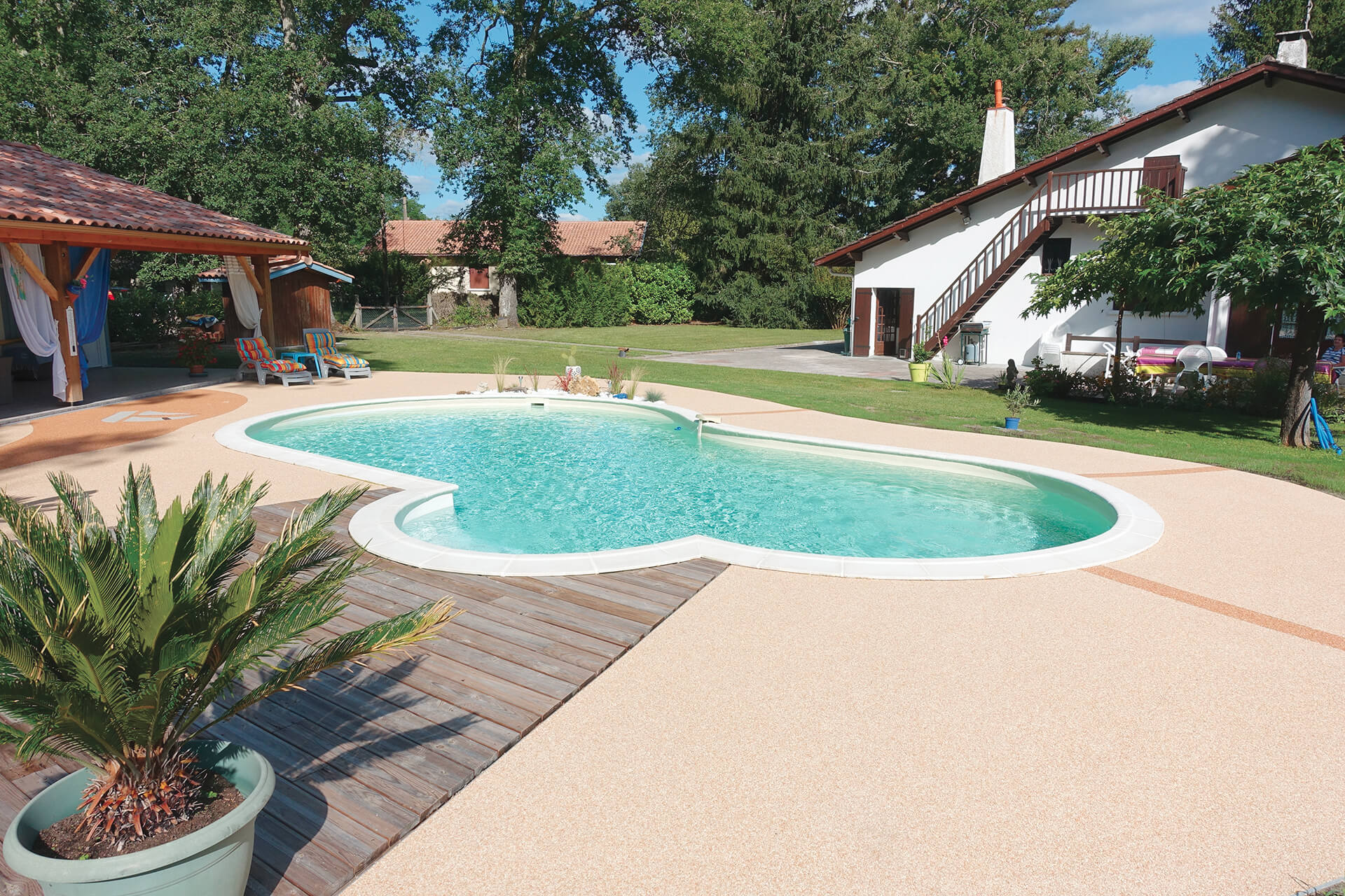 plage de piscine en résine — réalisation Inspiration Résine