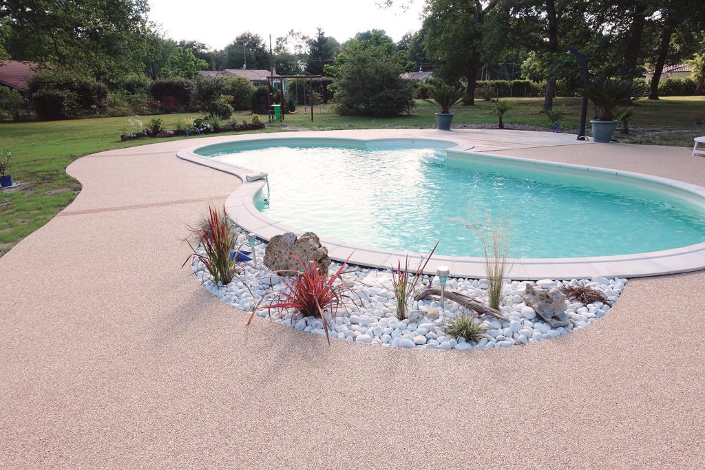 plage de piscine en résine — réalisation Inspiration Résine