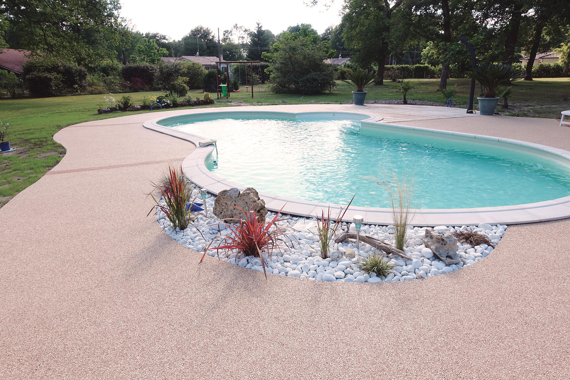 plage de piscine en résine — réalisation Inspiration Résine