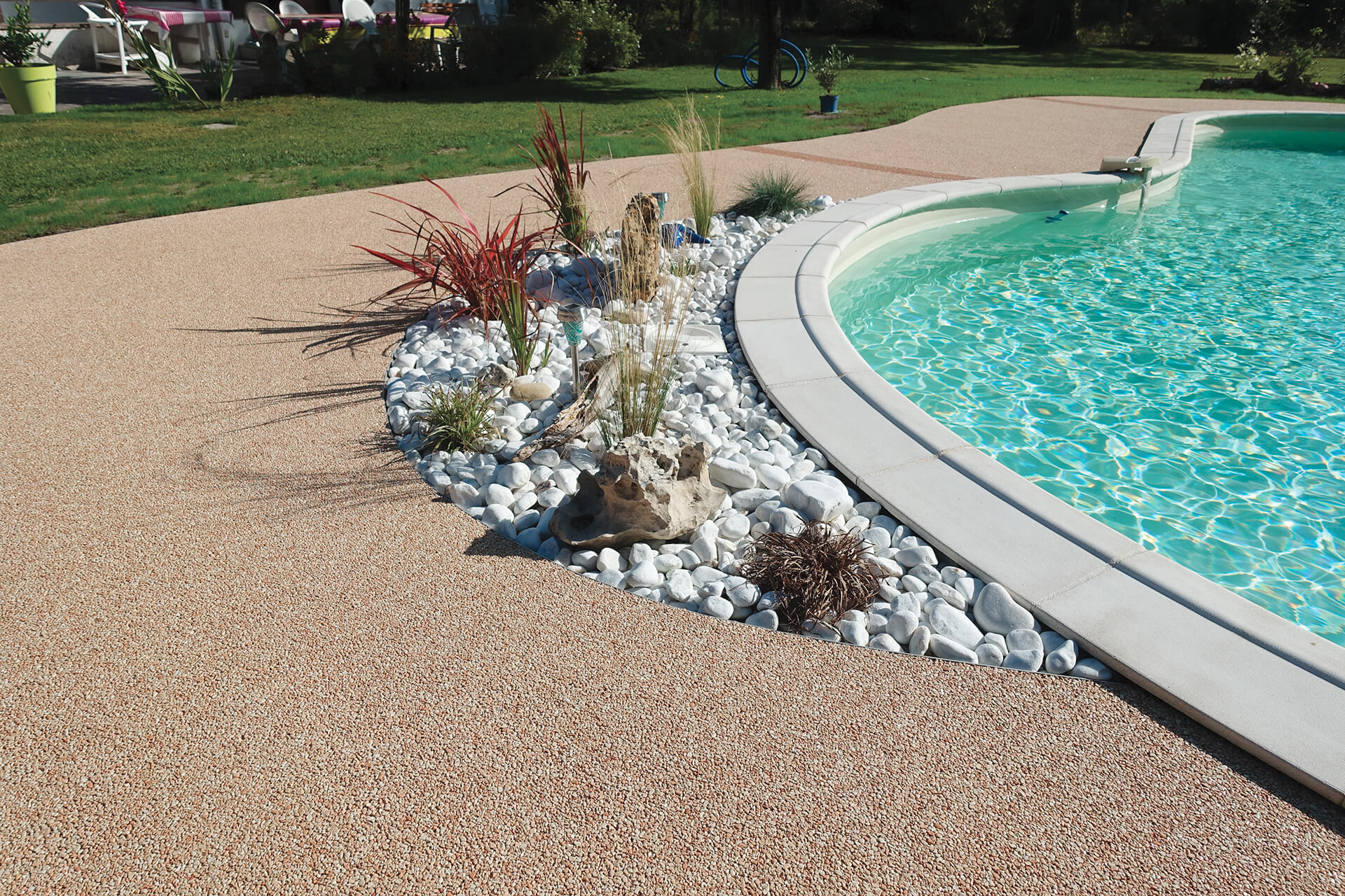 plage de piscine en résine — réalisation Inspiration Résine