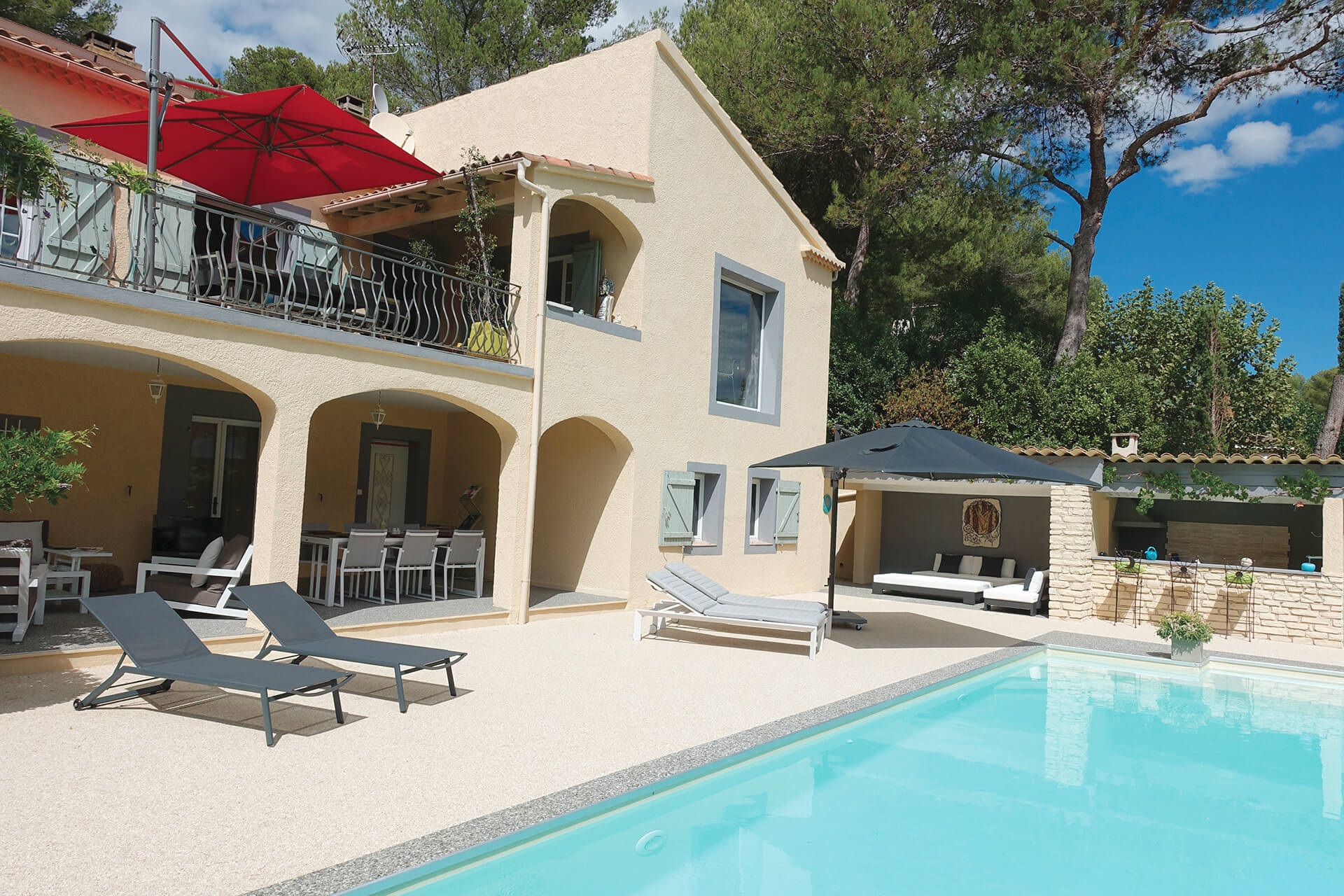 plage de piscine en résine — réalisation Inspiration Résine