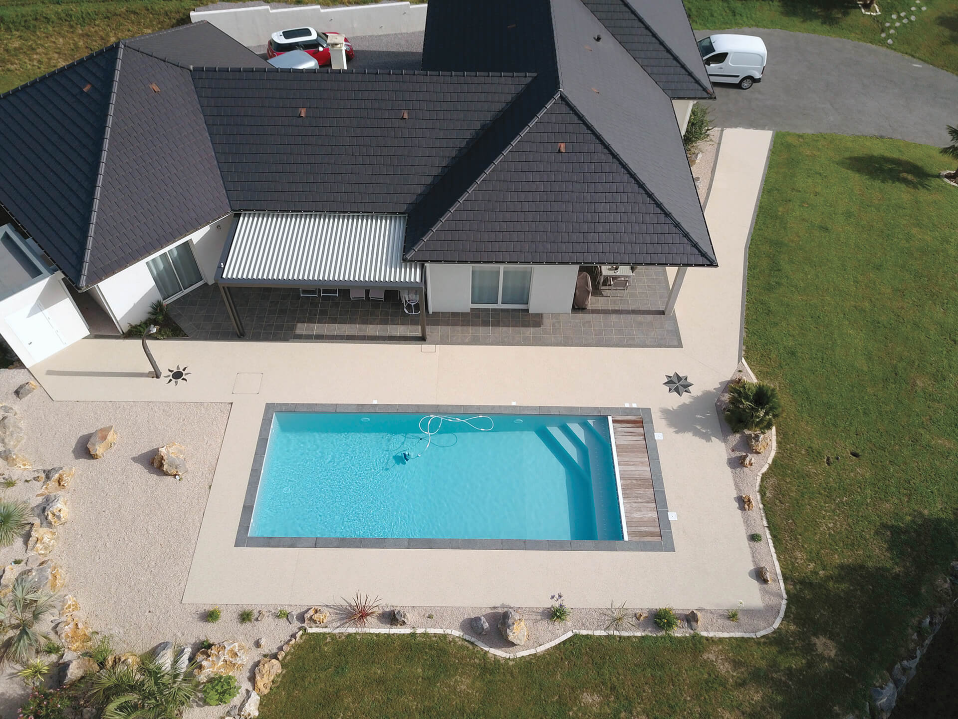 plage de piscine en résine — réalisation Inspiration Résine