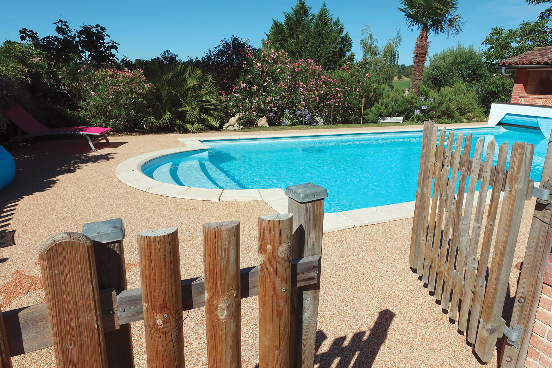plage de piscine en résine — réalisation Inspiration Résine