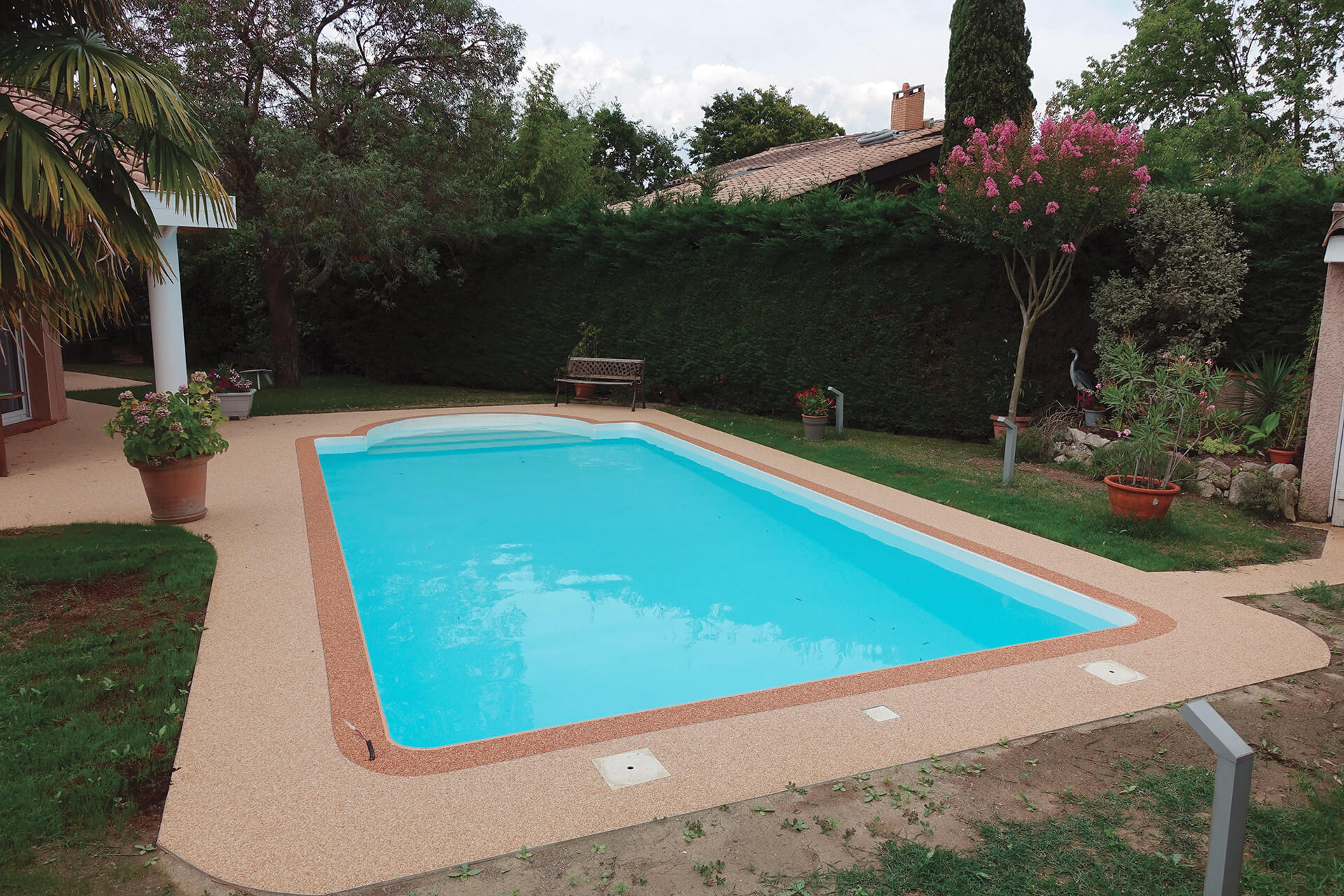 plage de piscine en résine — réalisation Inspiration Résine