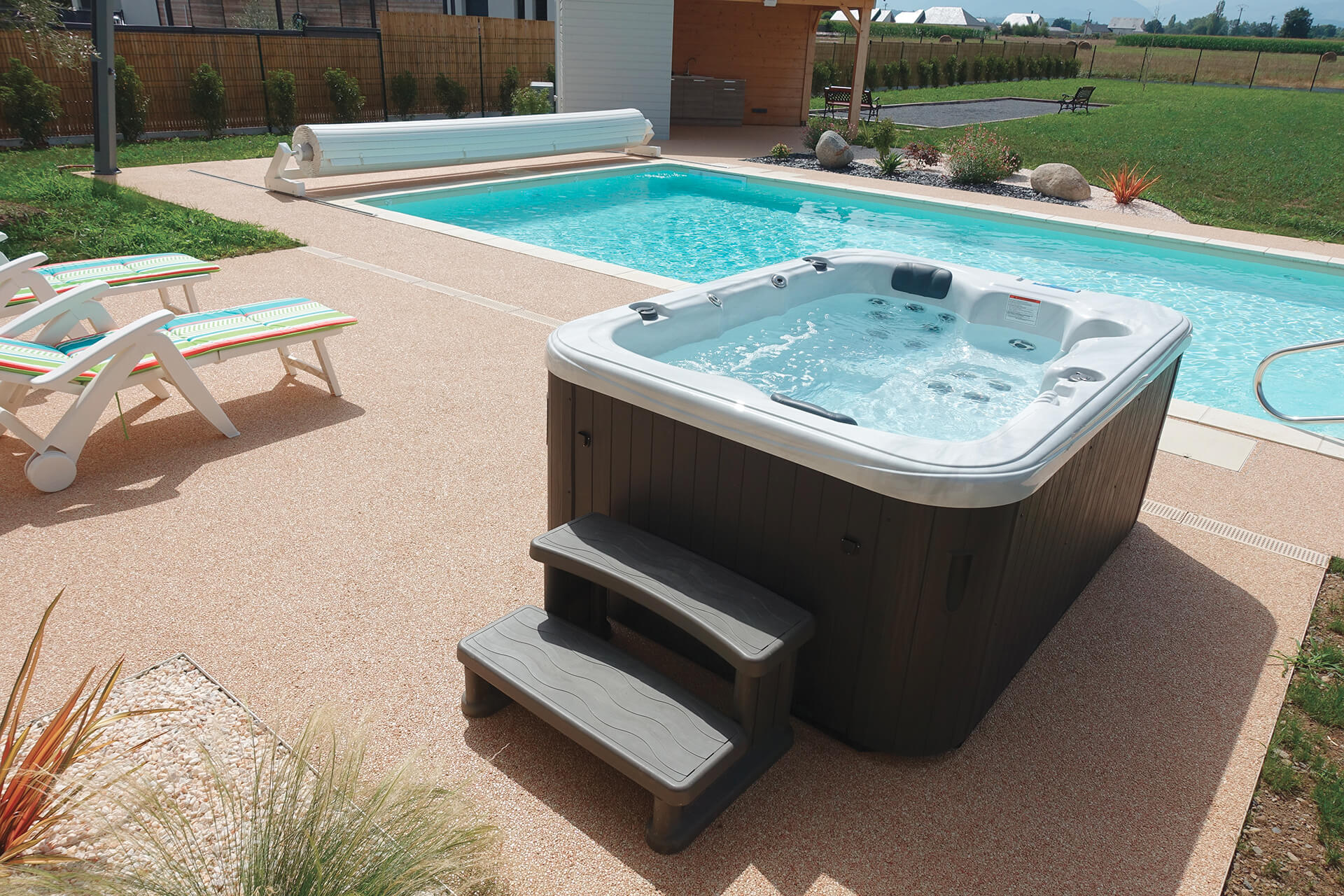 plage de piscine en résine — réalisation Inspiration Résine