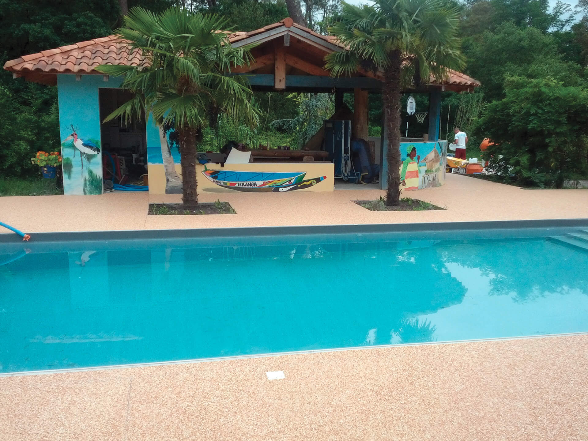 plage de piscine en résine — réalisation Inspiration Résine