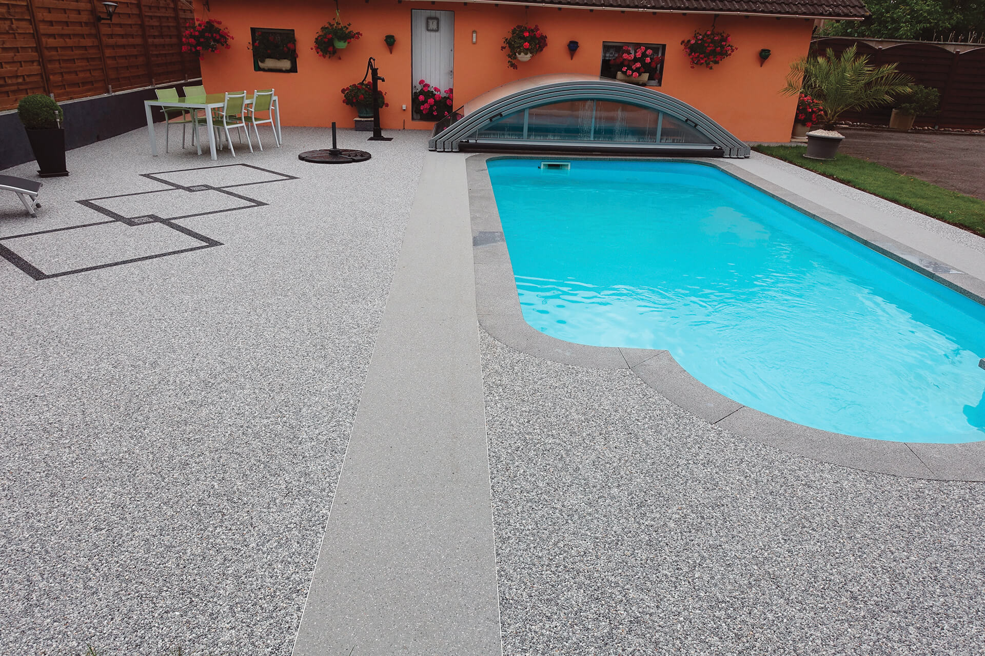 plage de piscine en résine — réalisation Inspiration Résine