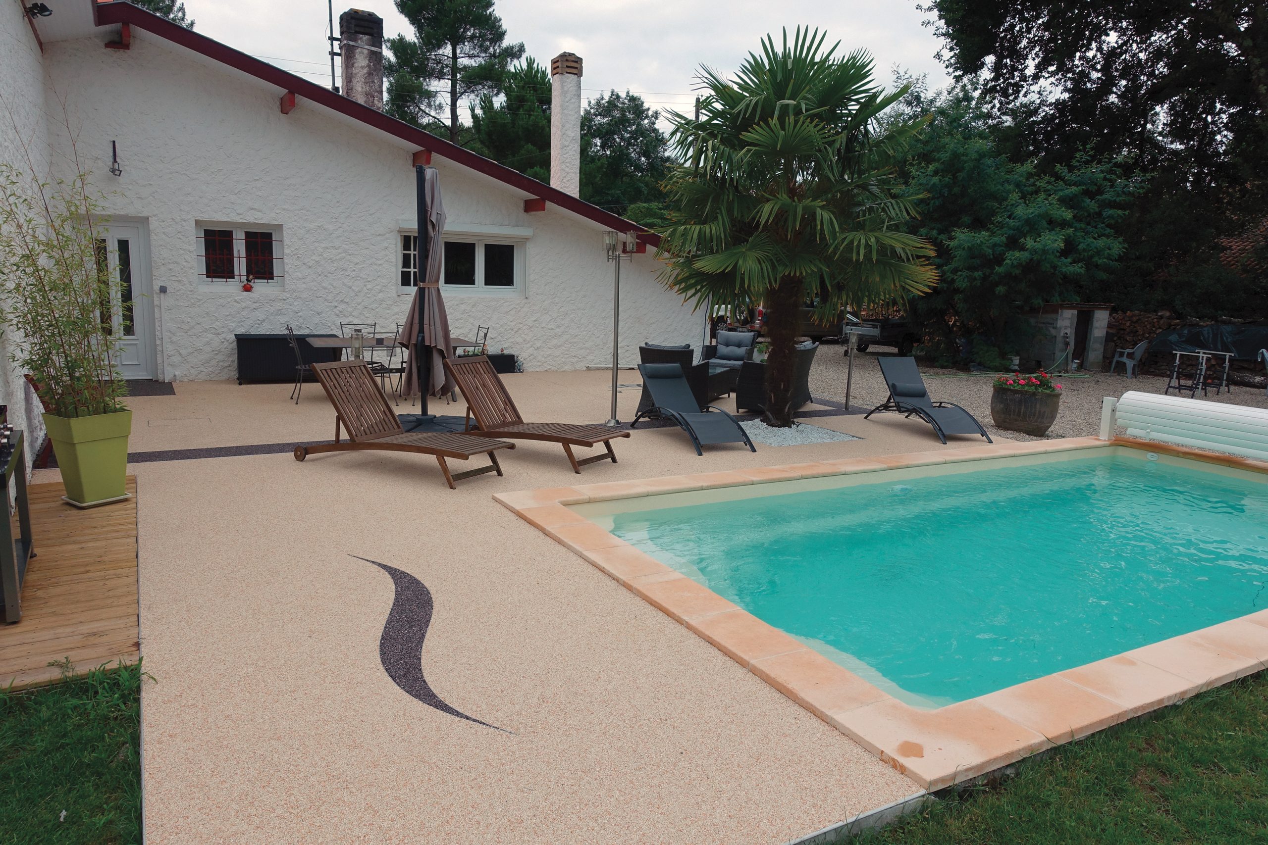 plage de piscine en résine — réalisation Inspiration Résine