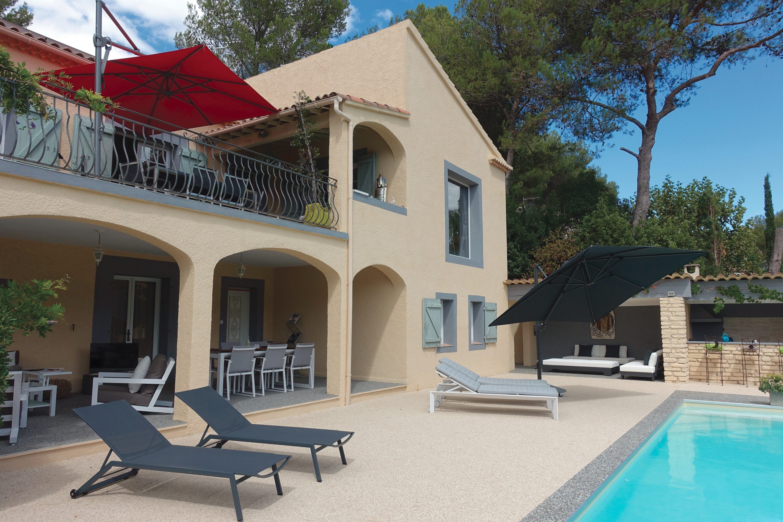 plage de piscine en résine — réalisation Inspiration Résine